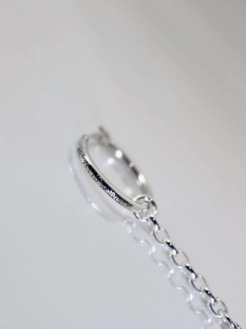 《受注生産》 THIN HOOP raised by wolves [LARGE] with 2c CROSS / シンフープピアス レイズド バイ ウルヴス L ウィズ 2cクロス 【注文から2～3週間後入荷】