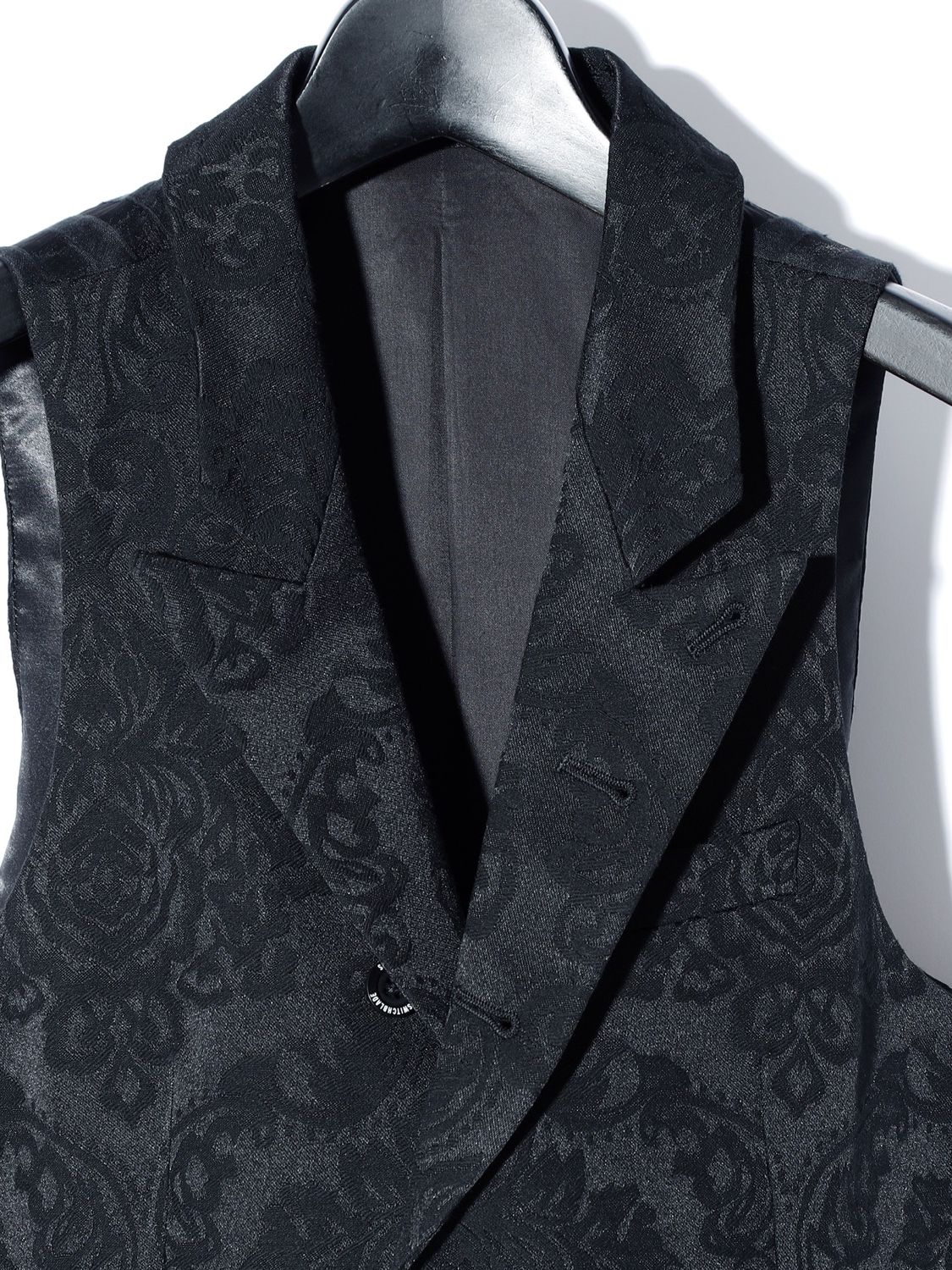 【予約完売】 PEAKED LAPEL JACQUARD VEST / BLACK / ベスト / BLACK
