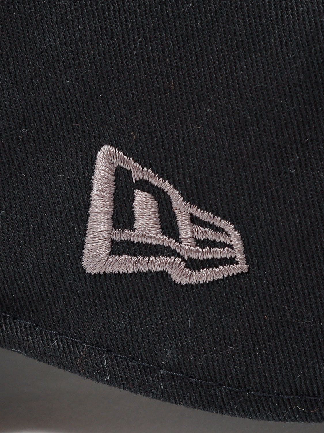 SWITCHBLADE × NEW ERA® SB CURSIVE BASEBALL CAP / BLACK 1501972-BLACK-