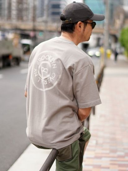タックボタンプリントTシャツ / グレー