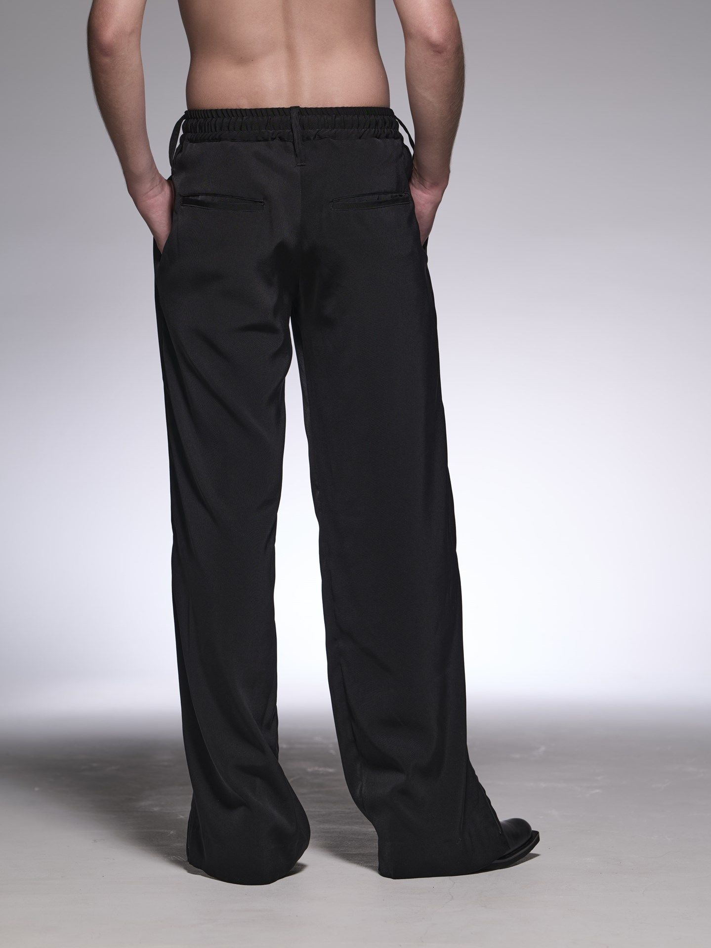 《予約品》 SlitZippWideSlacks / スエードサテン スリットジップ入りワイドスラックス / ブラック