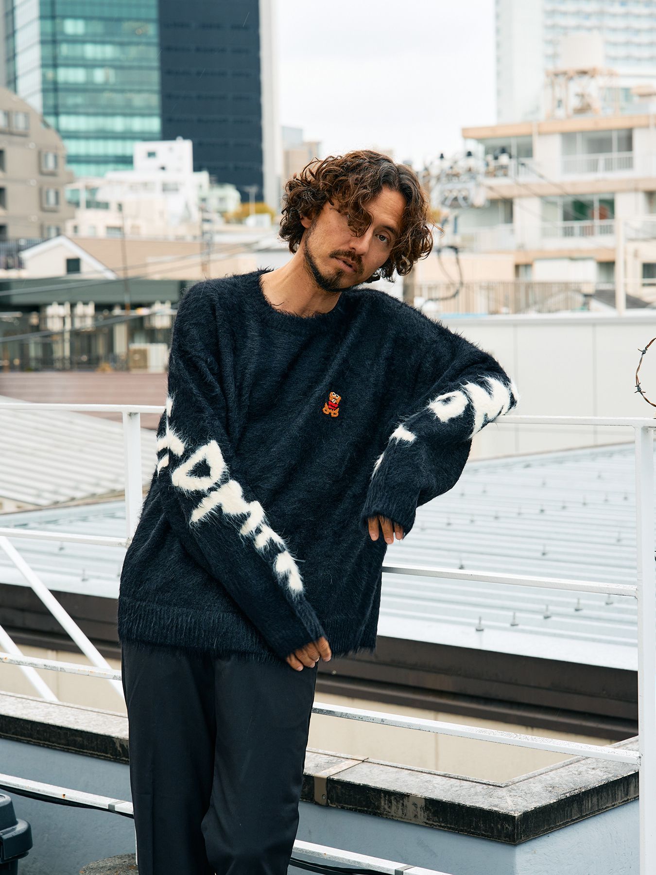 【予約品 5月8日(木) AM10時 締切】 ナイロンフェザーヤーン ビックロゴクロスインターシャシャギープルオーバー / ブラック