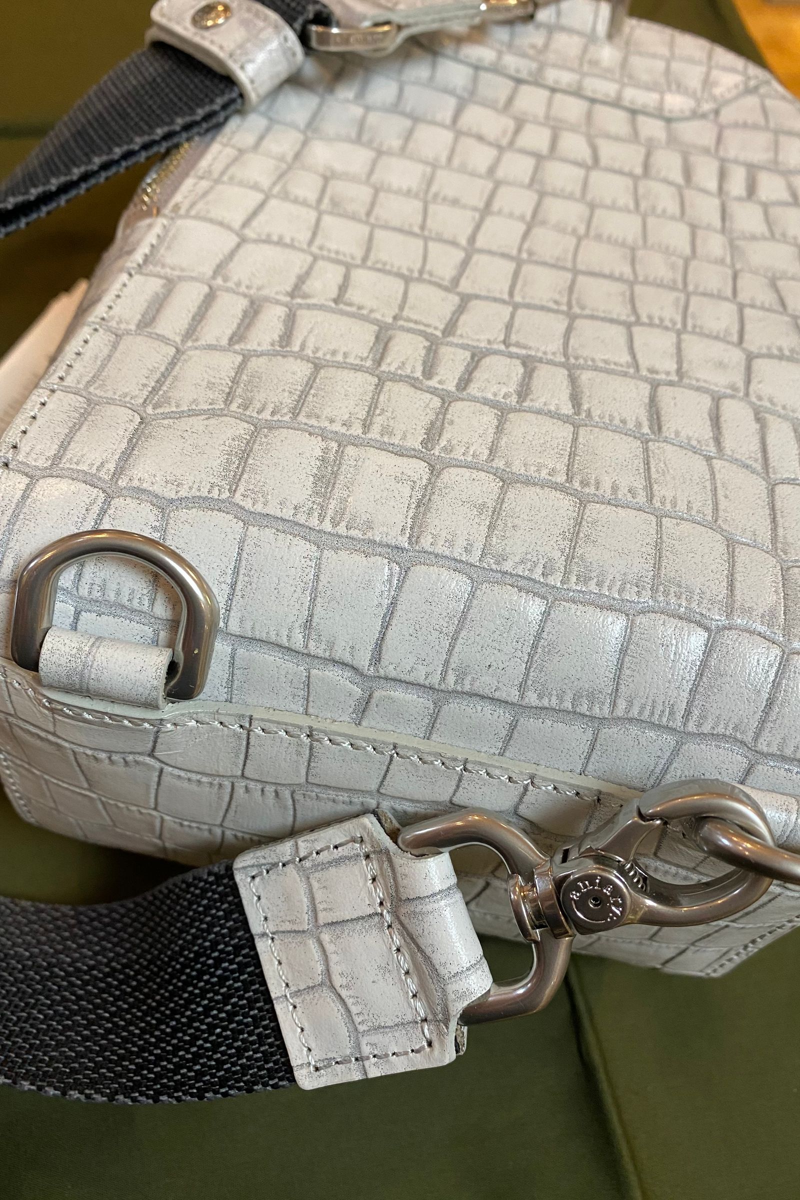 2WAYボディバッグ Tint Embossing Leather / White 【aniary】