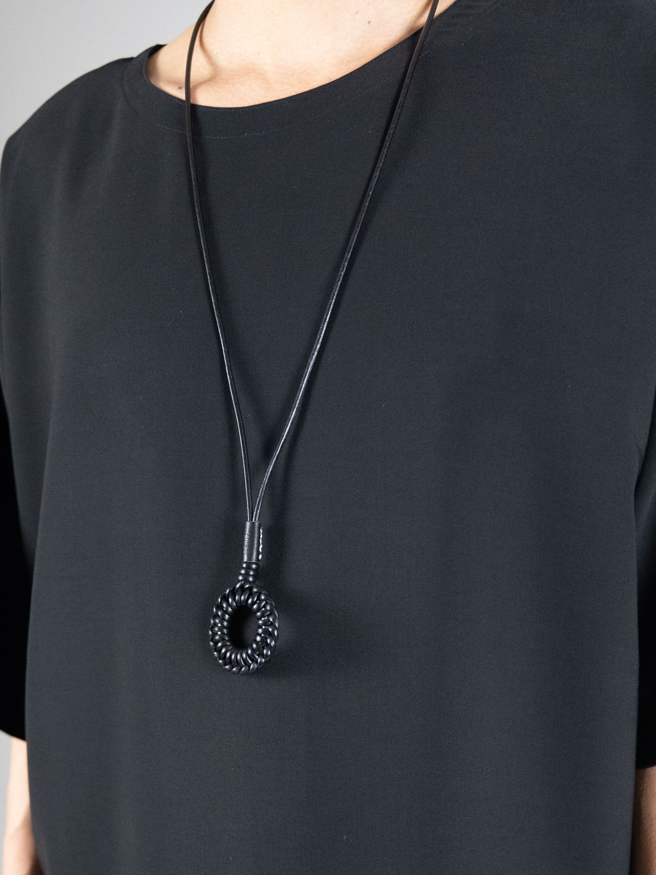 《予約品》 LEATHER BRAID CIRCLE NECKLACE / ネックレス / ブラック 【Iroquois.SENTI】