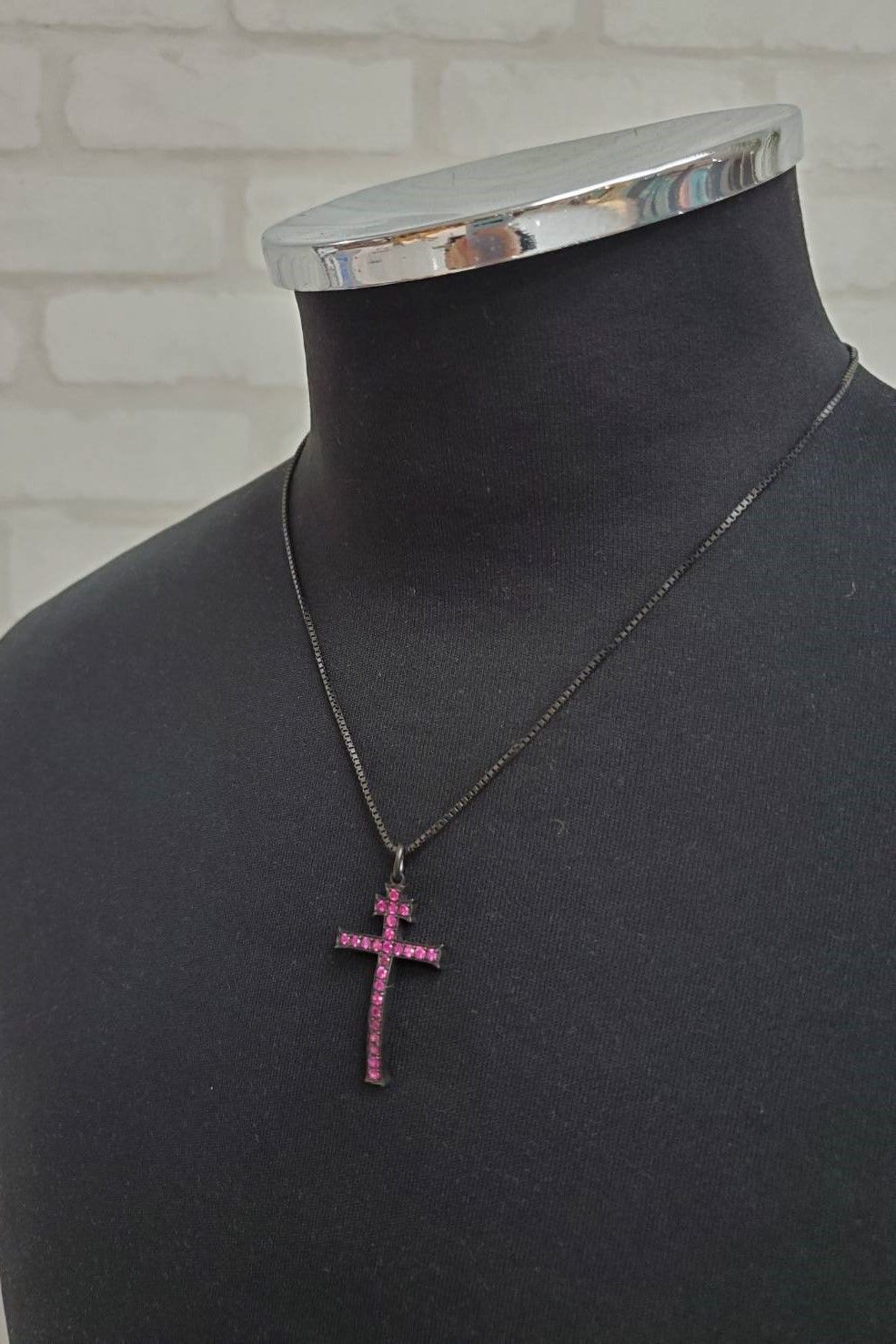 IIV CROSS PENDANT / SV.MATTE BK.RUBY