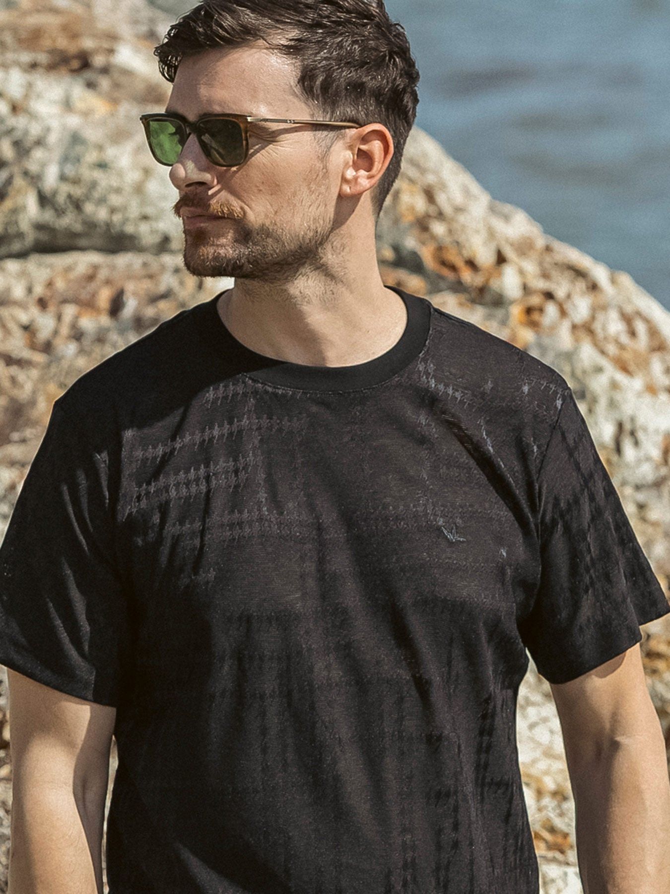 RANDOM HOUNDSTOOTH JACQUARD T-SHIRT / ブラック【1PIU1UGUALE3 RELAX 】