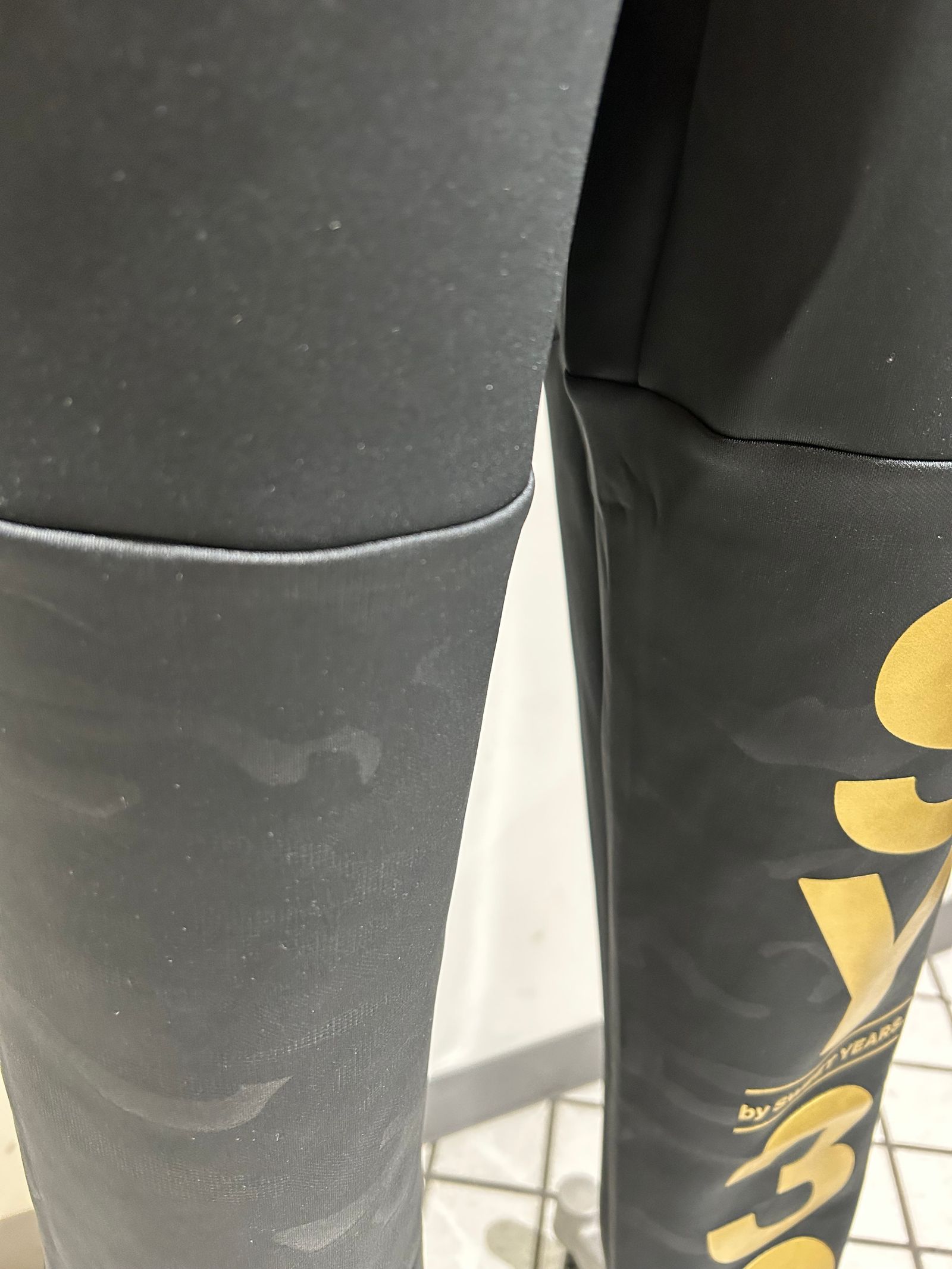 DOUBLE KNIT EMBOSS CAMO LOGO LONG PANTS / ブラック×ゴールド 【SY32 by SWEET YEARS】