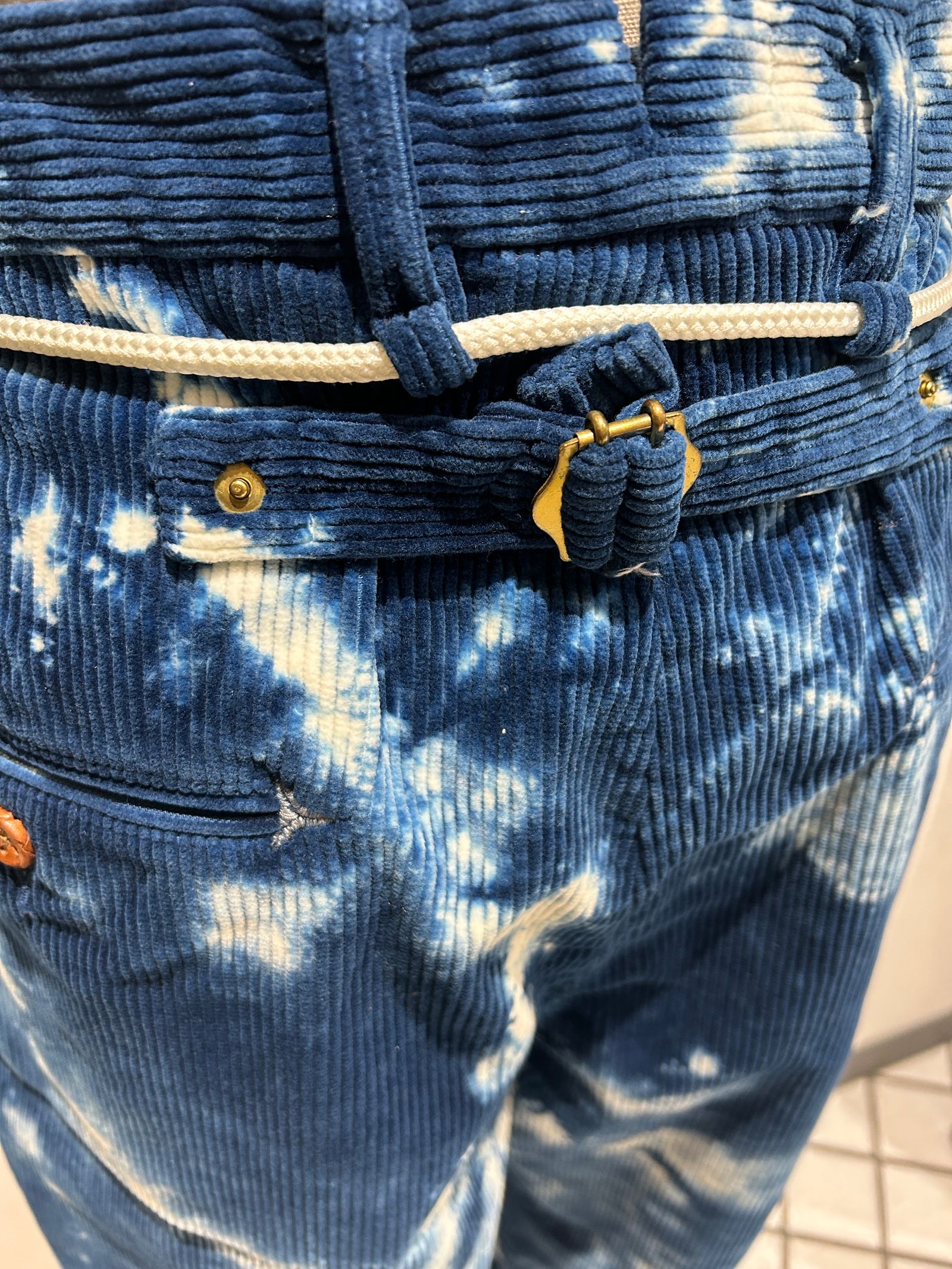 ワンタックコーディロイワイドパンツ ブルー  ブリーチ/アレフルード