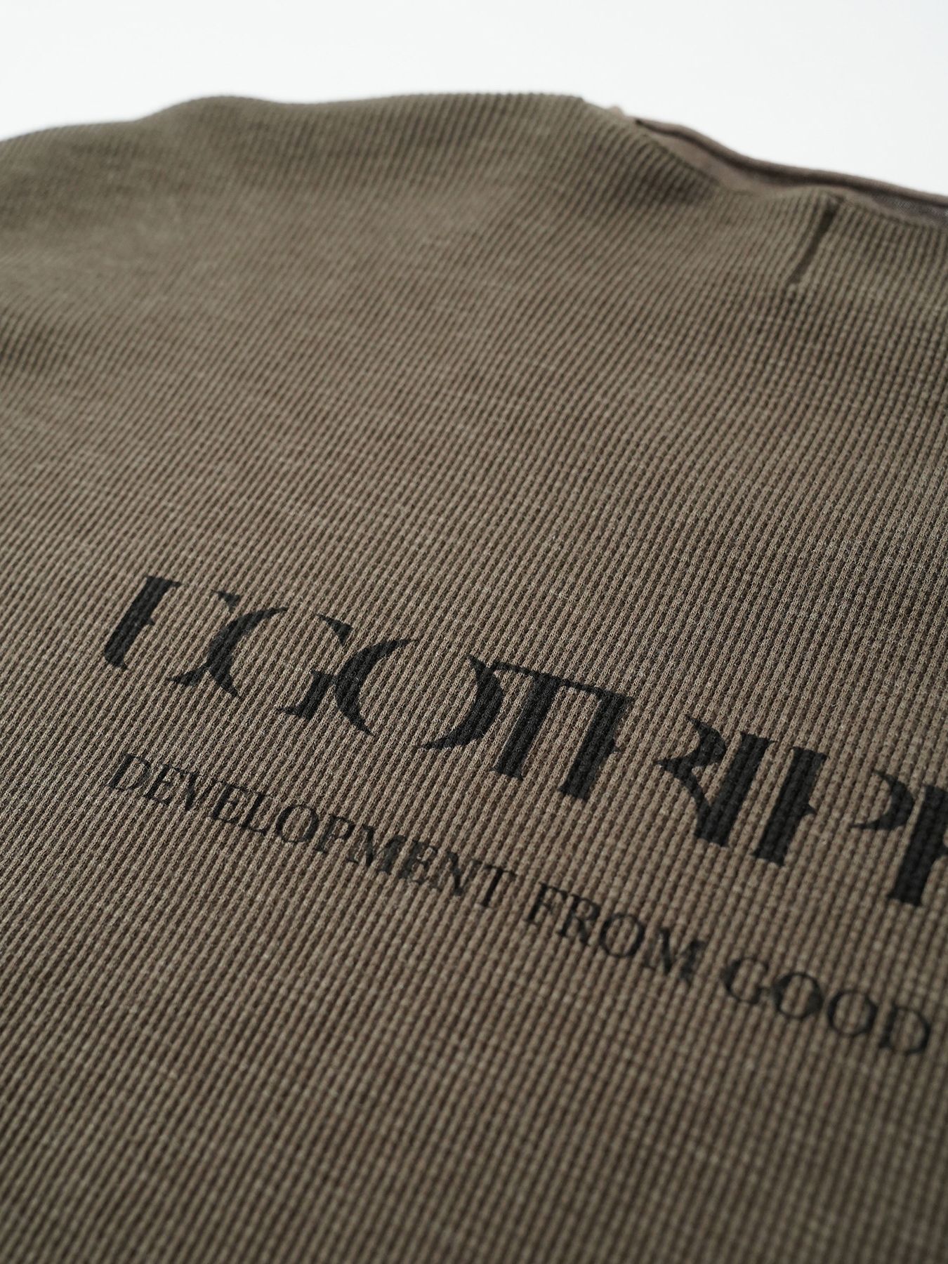 【予約品 5月27日(水) 締切】WOOLTHERMAL-TEE print / ロゴプリント ローリングネックTシャツ / オリーブ