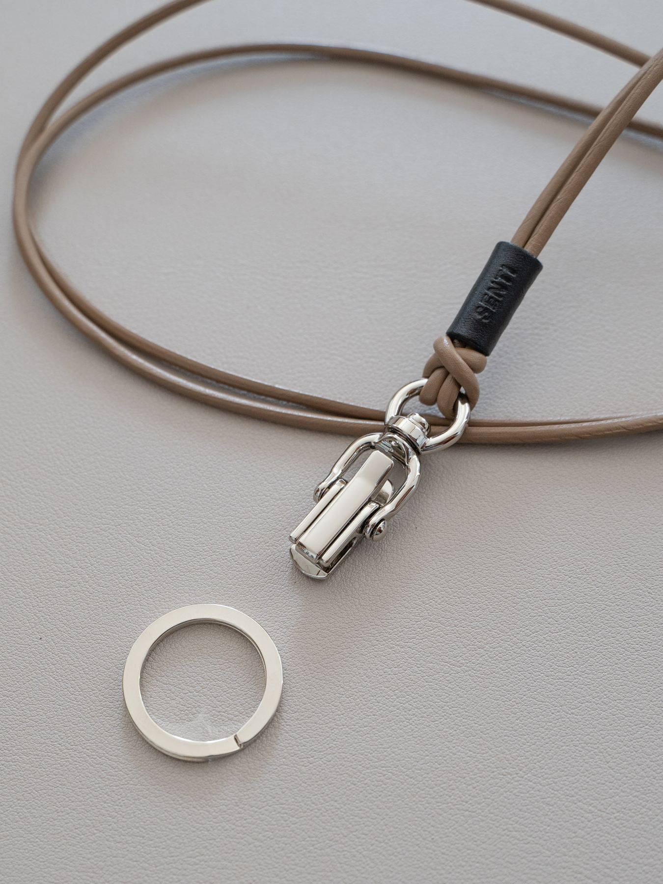 《予約品》 CLIP LEATHER STRAP / クリップ式ネックストラップ / キャメル 【Iroquois.SENTI】