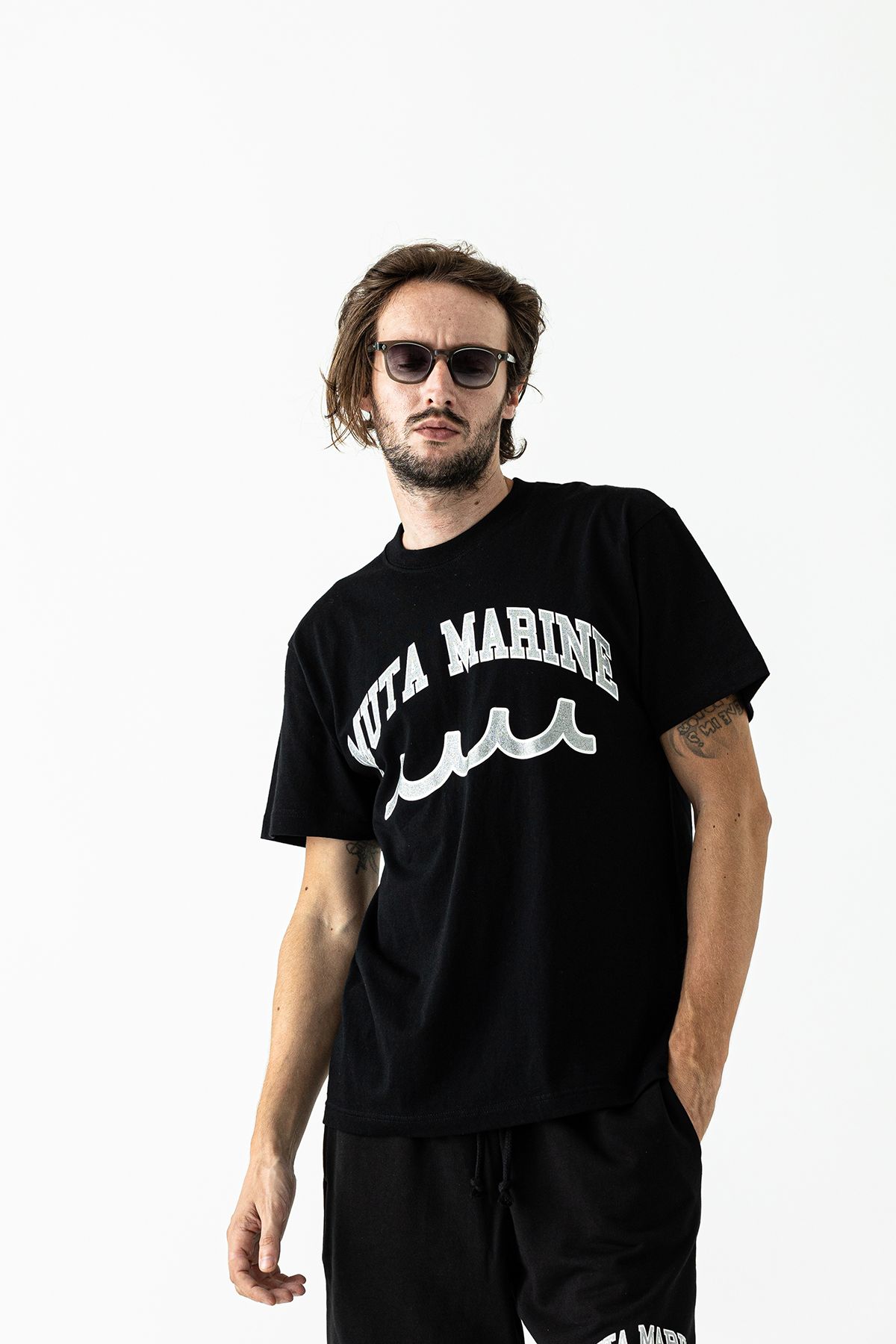 muta College Logo Tee /  ブラック  【Acanthus×muta】