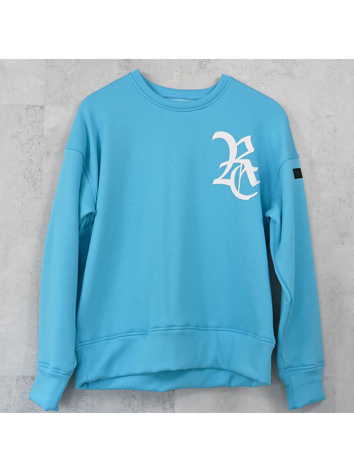 【予約品 9月6日(日) 締切】RC VELOURS FLEECE DROP TRAINER / RCレザーワッペン 裏起毛 ルーズトレーナー / ブルー