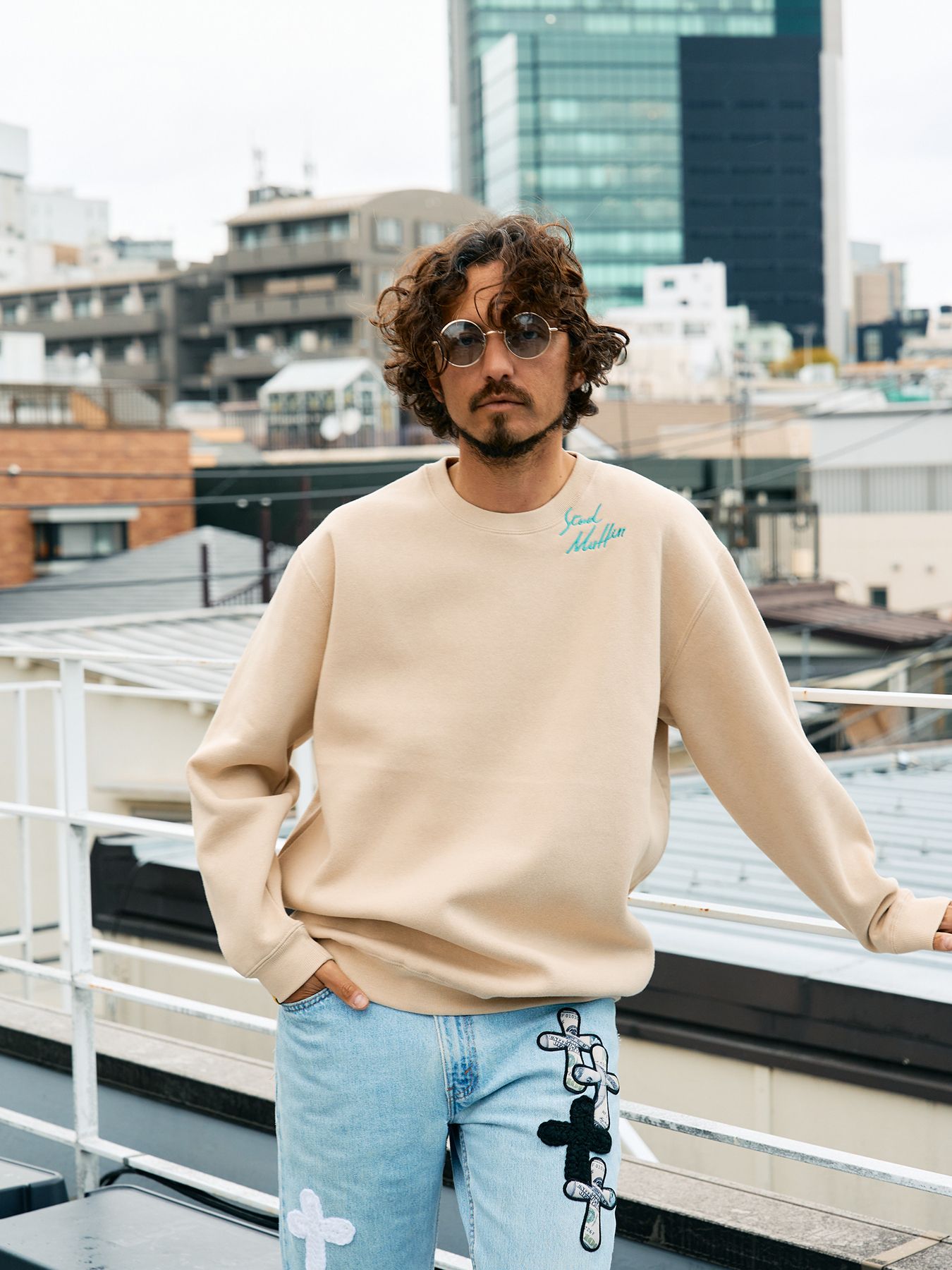 【予約品 5月8日(木) AM10時 締切】 TC裏毛起毛 スターグラムハート発泡プリント ロゴ刺繍 スウェットシャツ / ベージュ