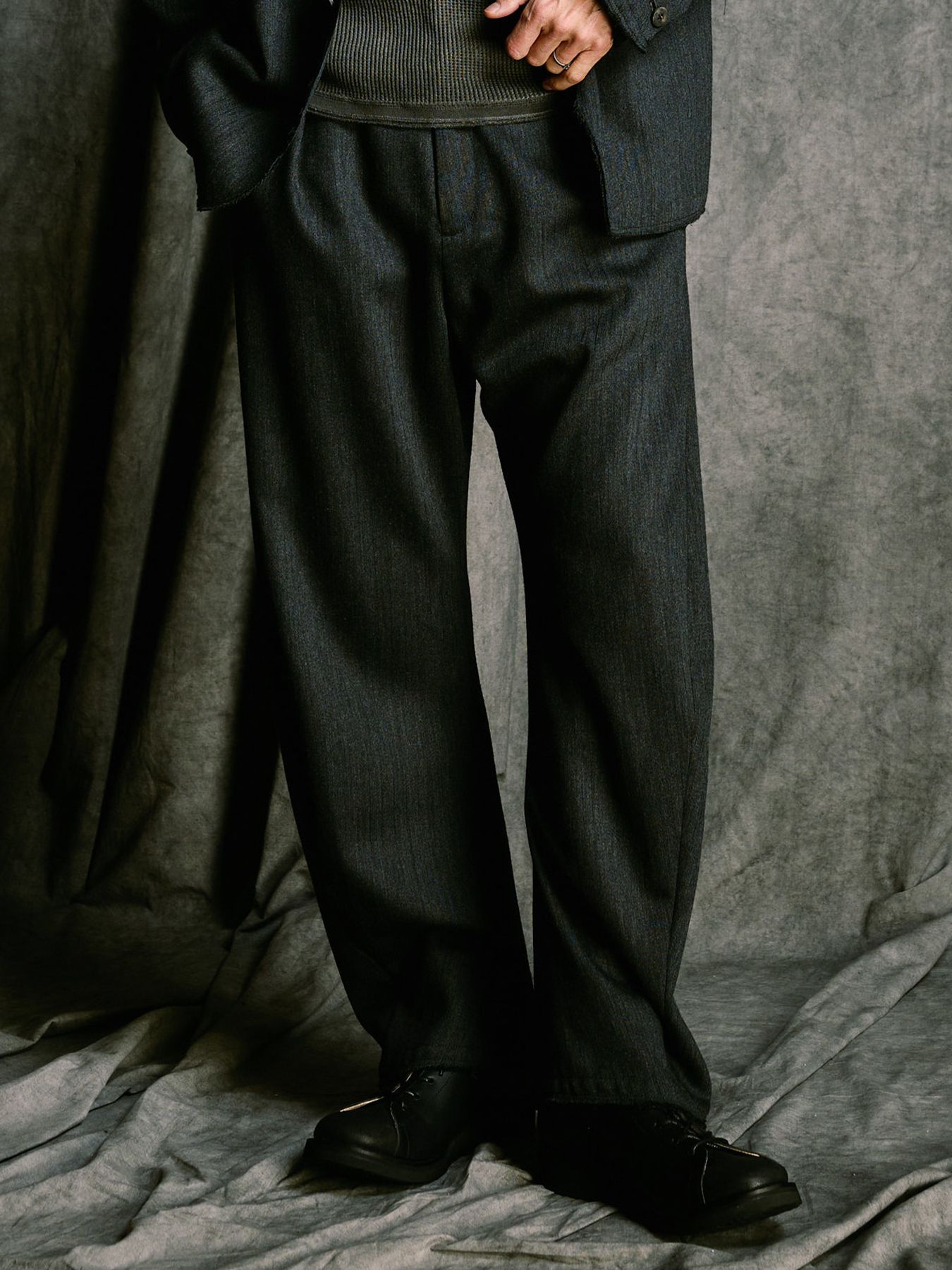 【予約品 4月19日(日) 18時締切】venetian stripe wide banana slacks / ヴェネツィアン ストライプ ワイドバナナスラックス / チャコール