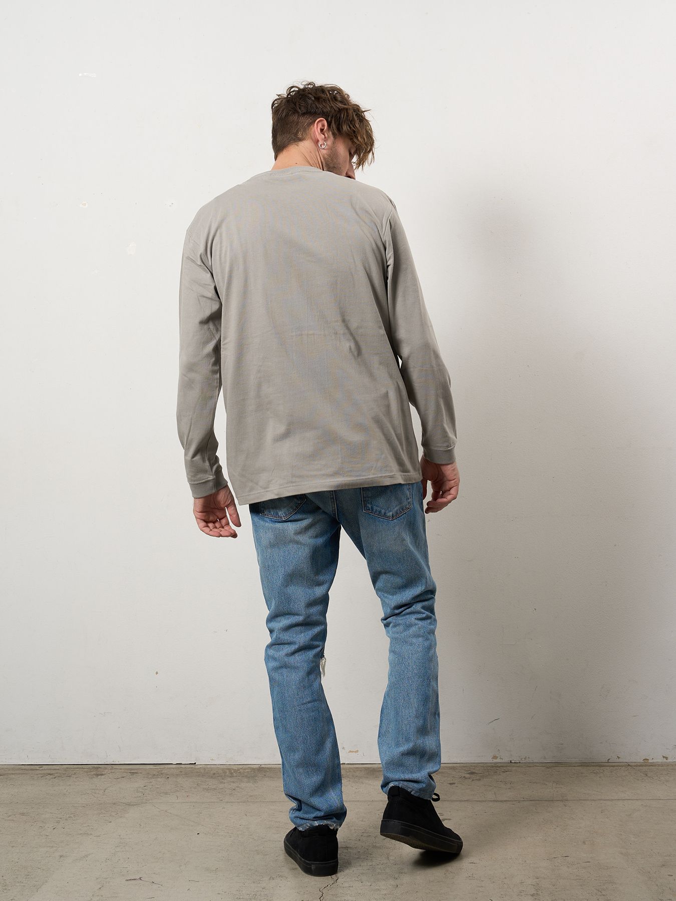 【予約品 10月16日(木) 締切】5.6ozコットン天竺 クレジットグラフィティ＆パッチ LSシャツ / チャコールグレー