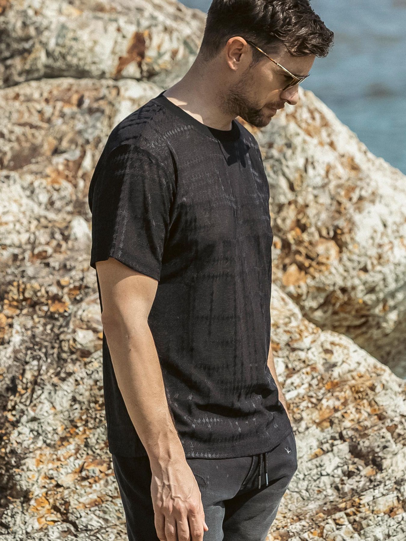 RANDOM HOUNDSTOOTH JACQUARD T-SHIRT / ブラック【1PIU1UGUALE3 RELAX 】