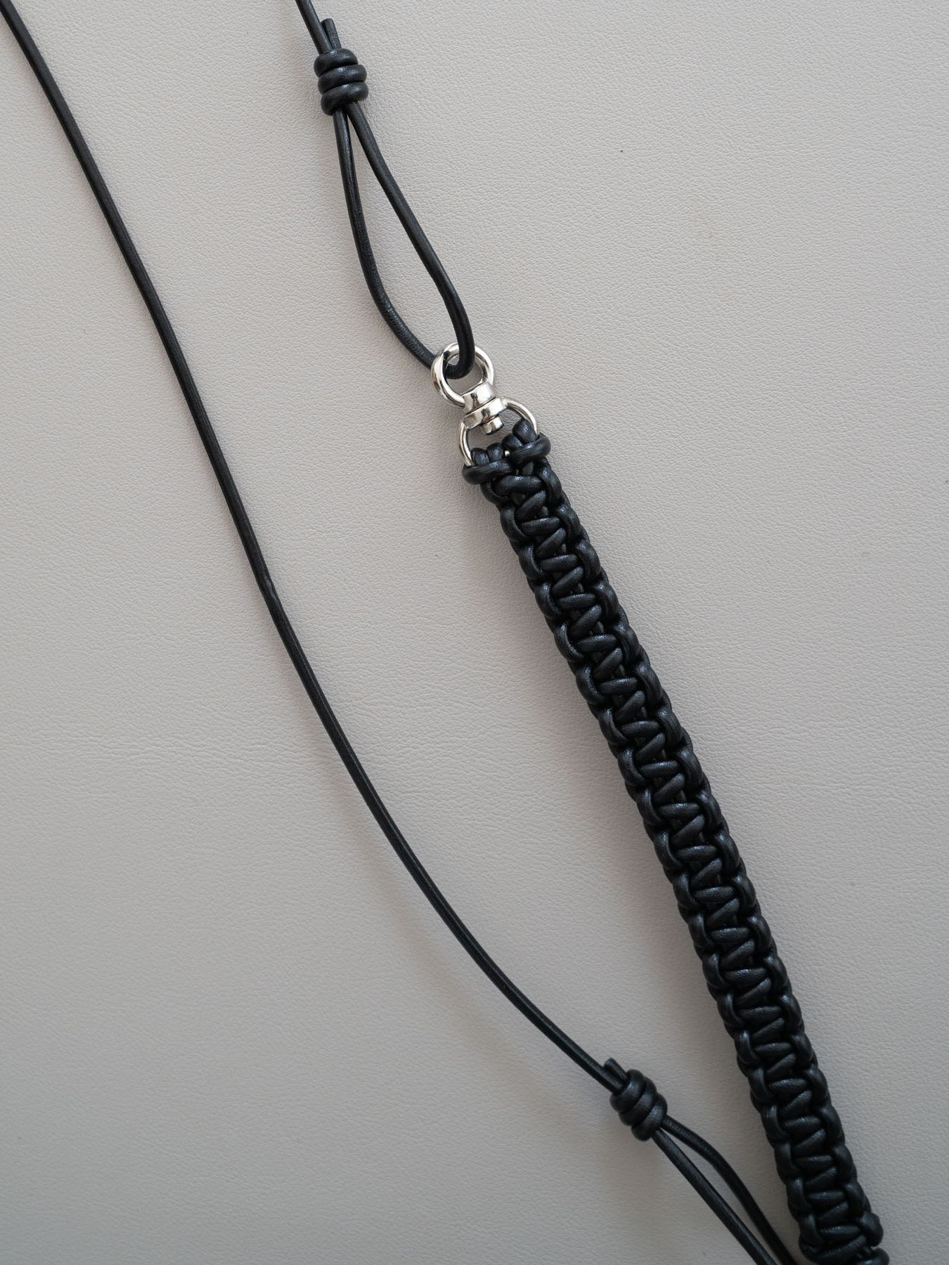 《予約品》 LEATHER BRAID MULTI STRAP / ネックストラップ / ブラック 【Iroquois.SENTI】