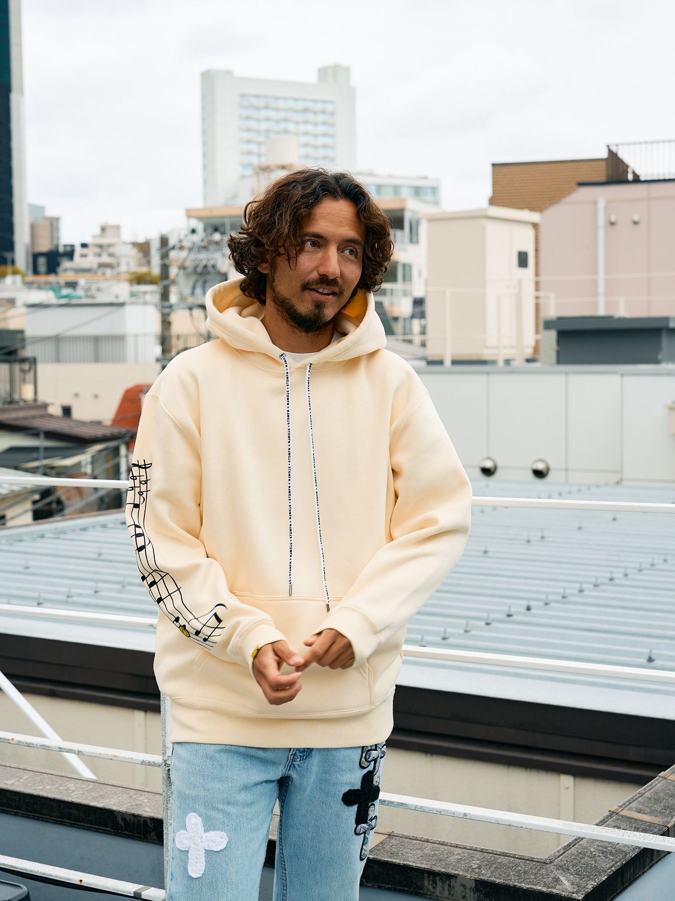 【予約品 5月8日(木) AM10時 締切】 TC裏毛起毛 リリックリボン&MUSICプリントハートサガラパッチワーク プルオーバー パーカー / ナチュラルベージュ
