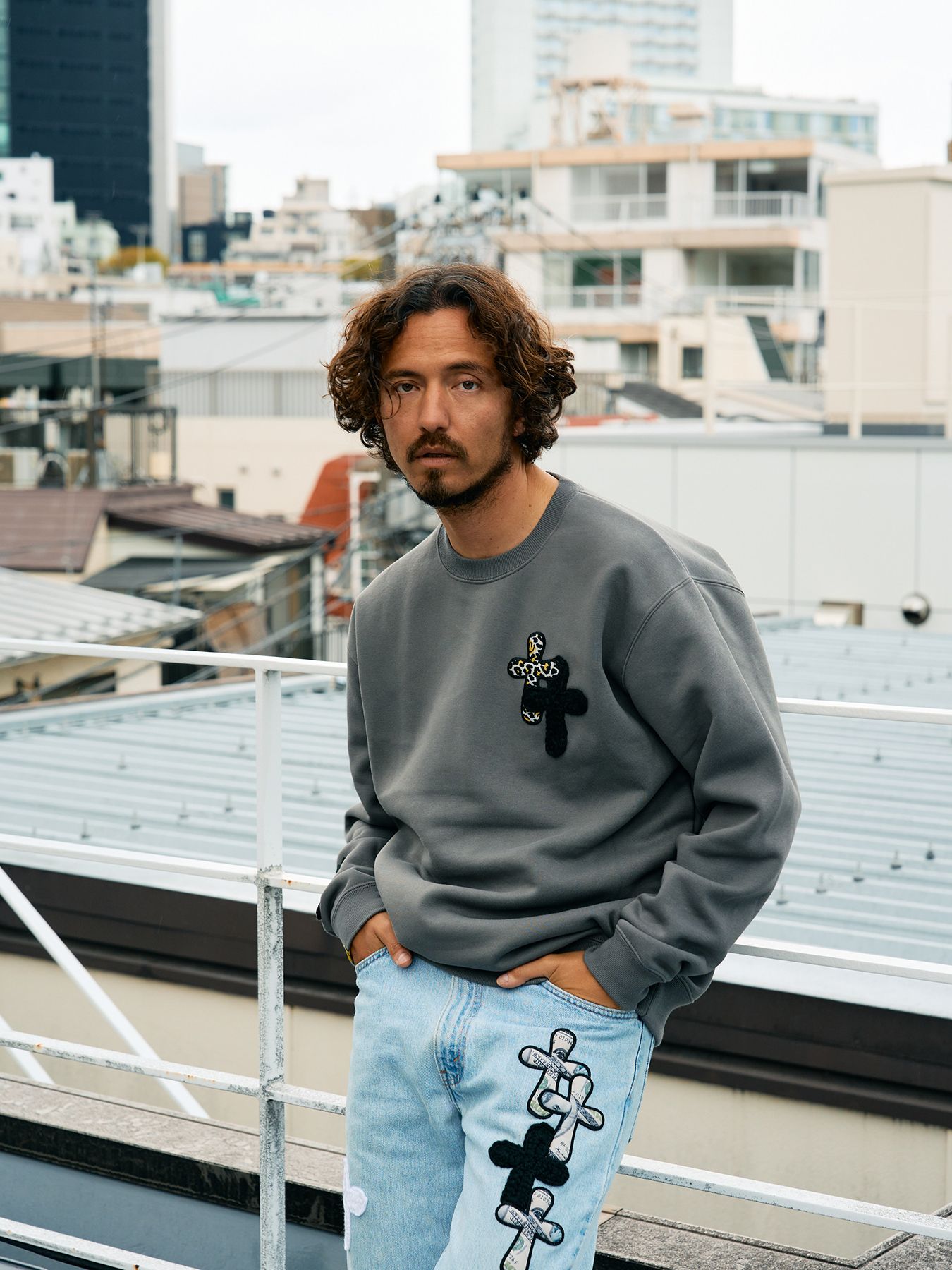 【予約品 5月8日(木) AM10時 締切】 TC裏毛起毛 ロゴクロス発泡プリント&クロスパッチワーク スウェットシャツ / チャコールグレー