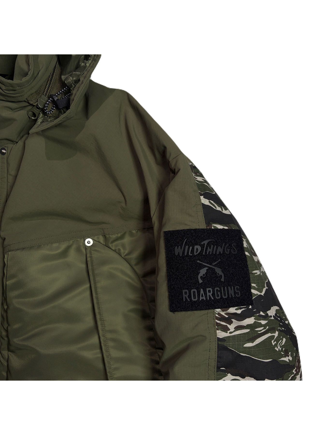 【予約品 3月9日(月) 18:00 締切】WILD THINGS コラボ - ×WILD THINGS BASIC / ショートモンスターパーカー / カーキ