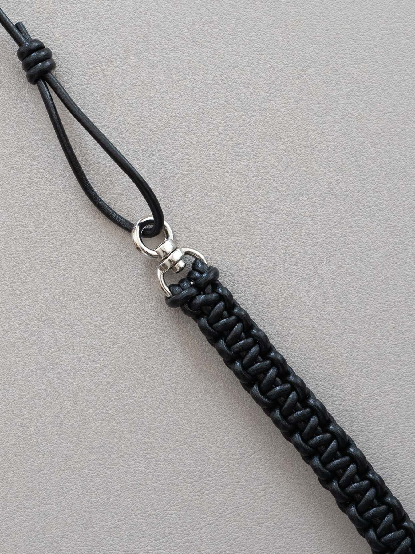 《予約品》 LEATHER BRAID MULTI STRAP / ネックストラップ / ブラック 【Iroquois.SENTI】