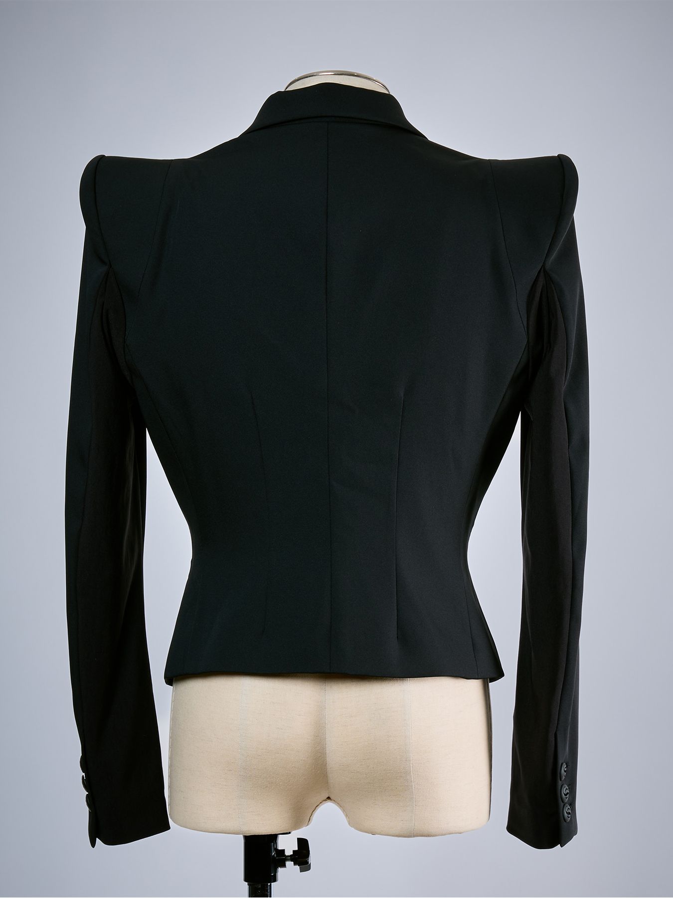 【予約品 10月26日(月) 締切】《Costume Line》W-Satin Power Shoulder Short Jacket / パワーショルダー ショートジャケット / ブラック