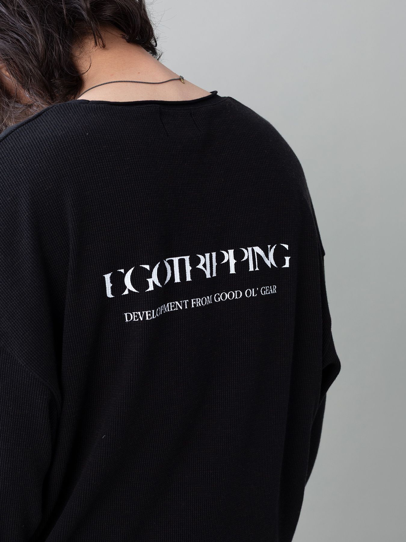 【予約品 5月27日(水) 締切】WOOLTHERMAL-TEE print / ロゴプリント ローリングネックTシャツ / ブラック