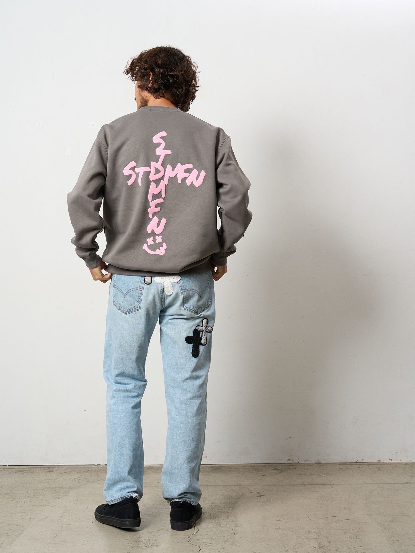 【予約品 5月8日(木) AM10時 締切】 TC裏毛起毛 ロゴクロス発泡プリント&クロスパッチワーク スウェットシャツ / チャコールグレー