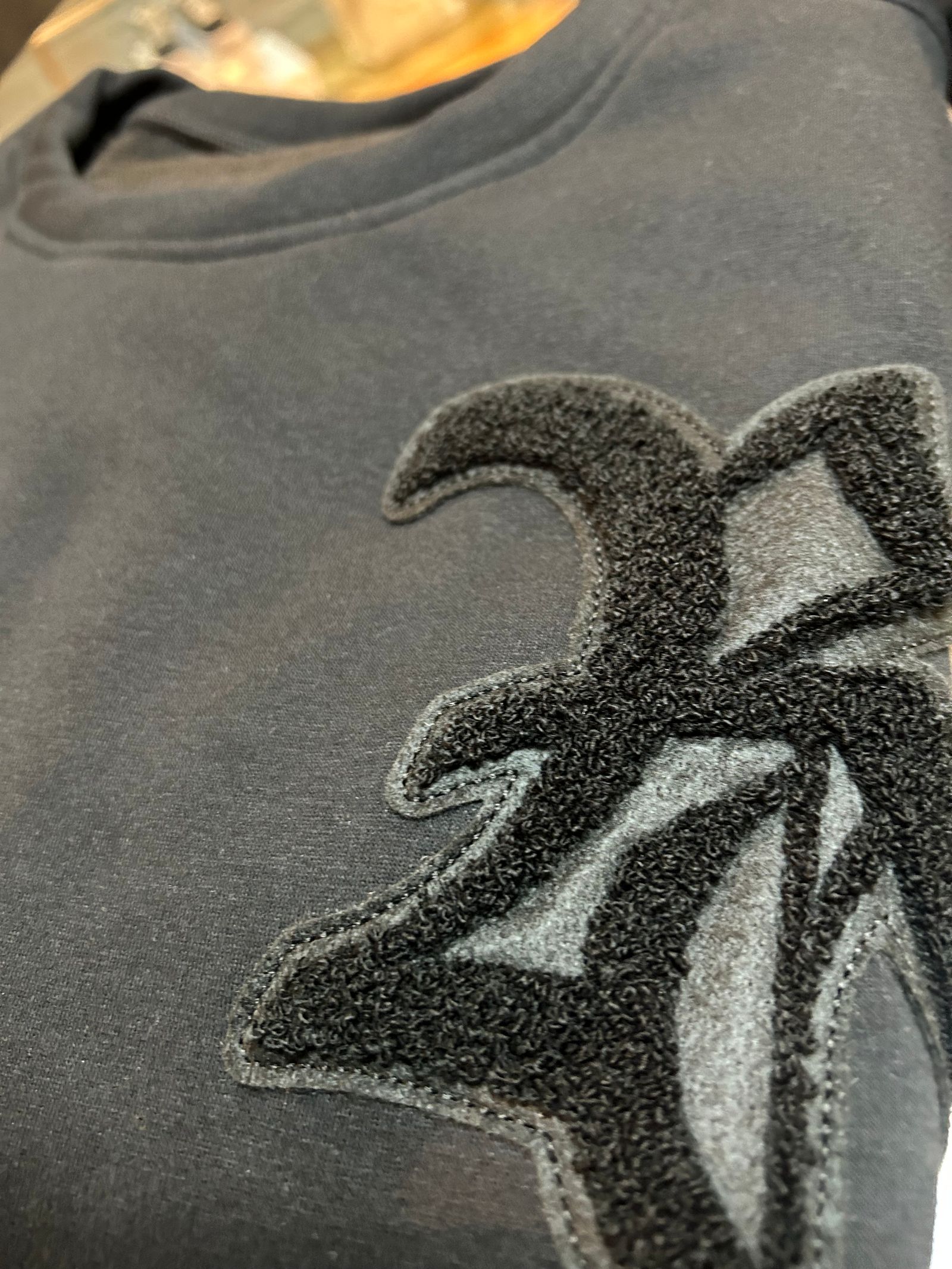 RC chenille velours fleece drop trainer / 裏起毛ロゴワッペントレーナー / ブラック 【RESOUND CLOTHING】