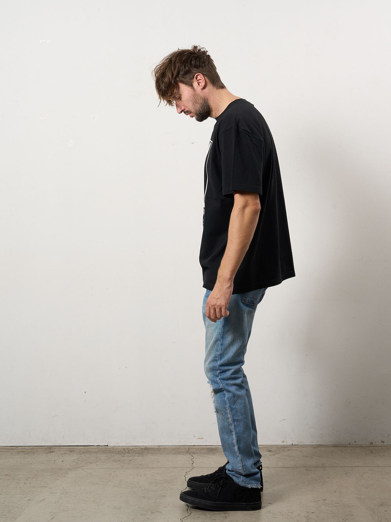 【予約品 10月16日(木) 締切】5.6ozコットン天竺 YOU'RE ON STONEDシークイン SSシャツ / ブラック