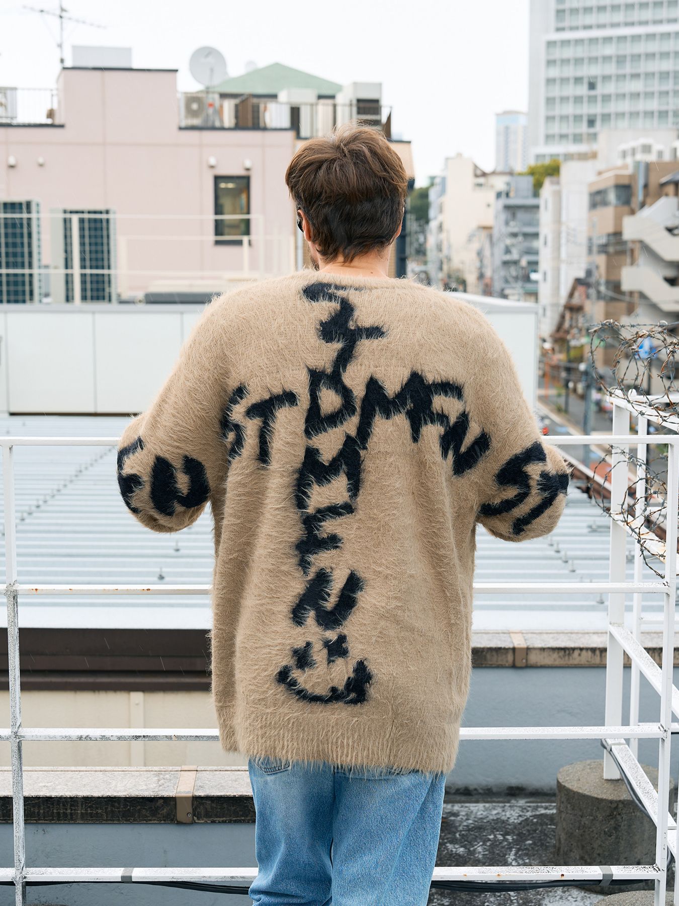 【予約品 5月8日(木) AM10時 締切】 ナイロンフェザーヤーン ビックロゴクロスインターシャシャギープルオーバー / ベージュ