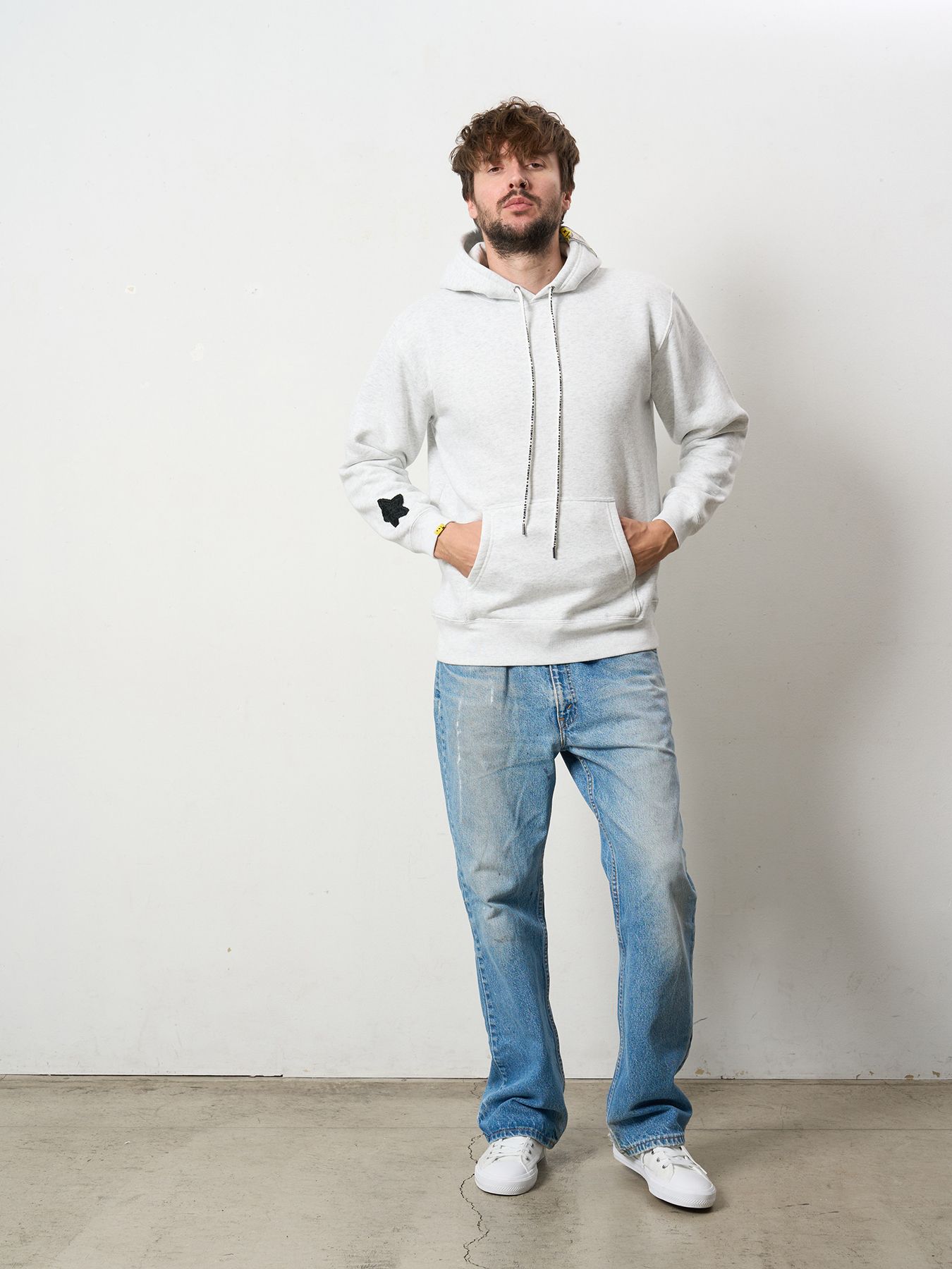 【予約品 5月8日(木) AM10時 締切】 TC裏毛起毛 ラベル&スマイル発泡プリントマルチパッチワーク プルパーカー / アッシュ