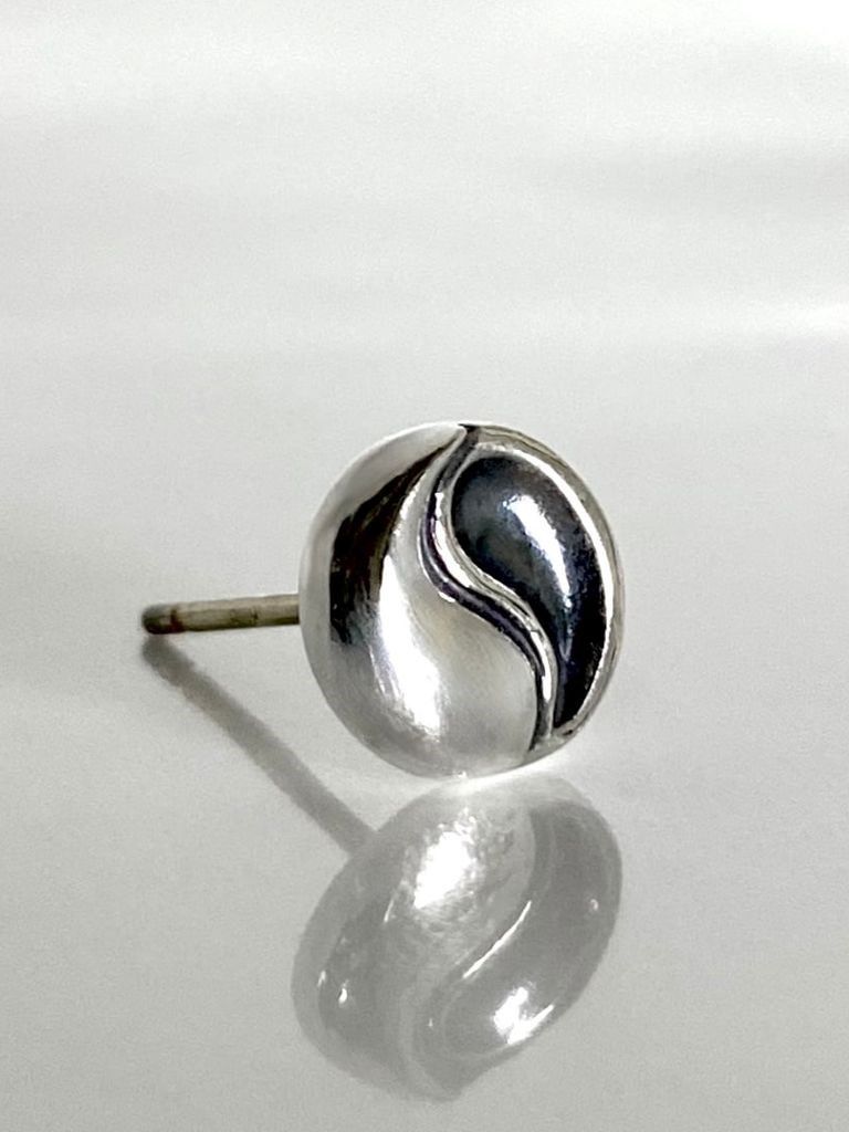 《受注生産》 YIN YANG STUD ピアス / 注文から2～3週間後入荷予定