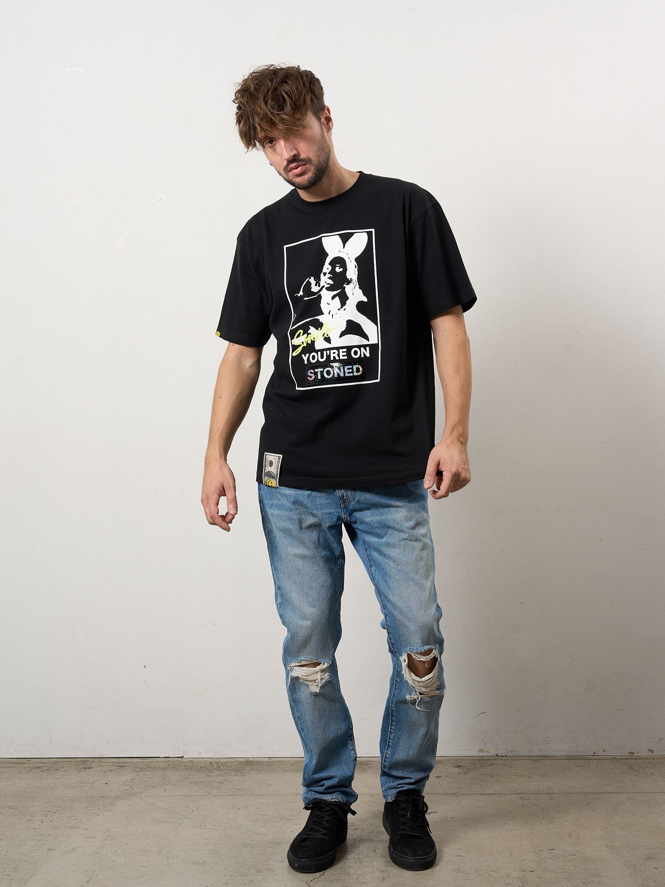 【予約品 10月16日(木) 締切】5.6ozコットン天竺 YOU'RE ON STONEDシークイン SSシャツ / ブラック