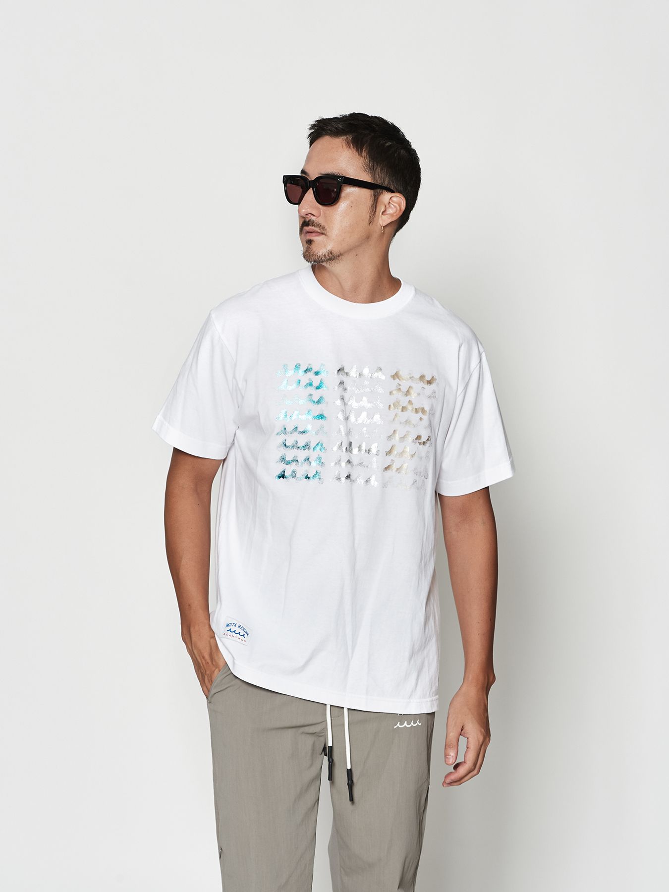 【予約品 10月9日(木) 締切】muta Foil Print Wave Logo Tee / Tシャツ / ホワイト【Acanthus × muta MARINE】