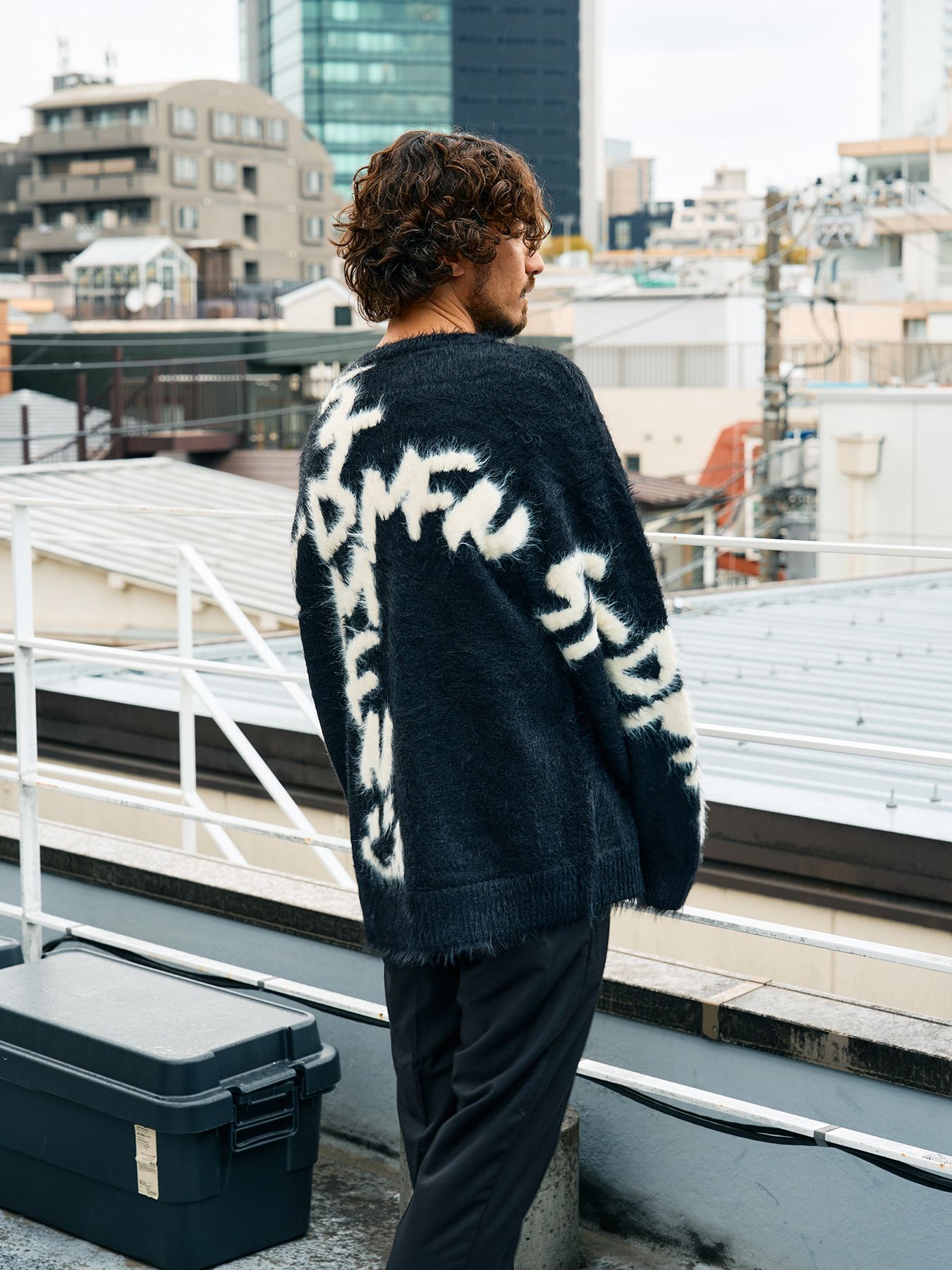 【予約品 5月8日(木) AM10時 締切】 ナイロンフェザーヤーン ビックロゴクロスインターシャシャギープルオーバー / ブラック
