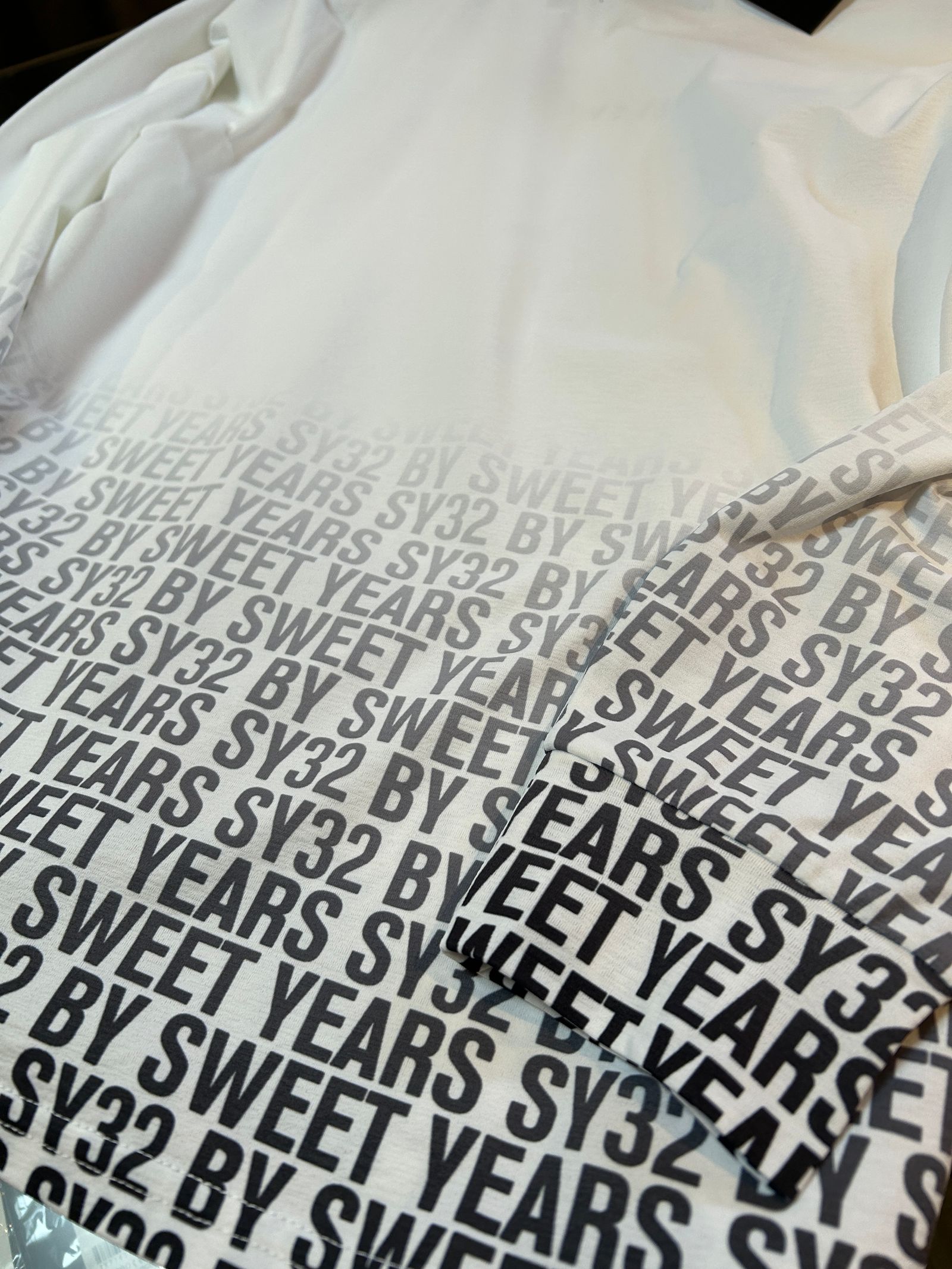 GRADATION LOGO L/S TEE / グラデーションロゴ 長袖Tシャツ / ホワイト 【SY32 by SWEET YEARS】