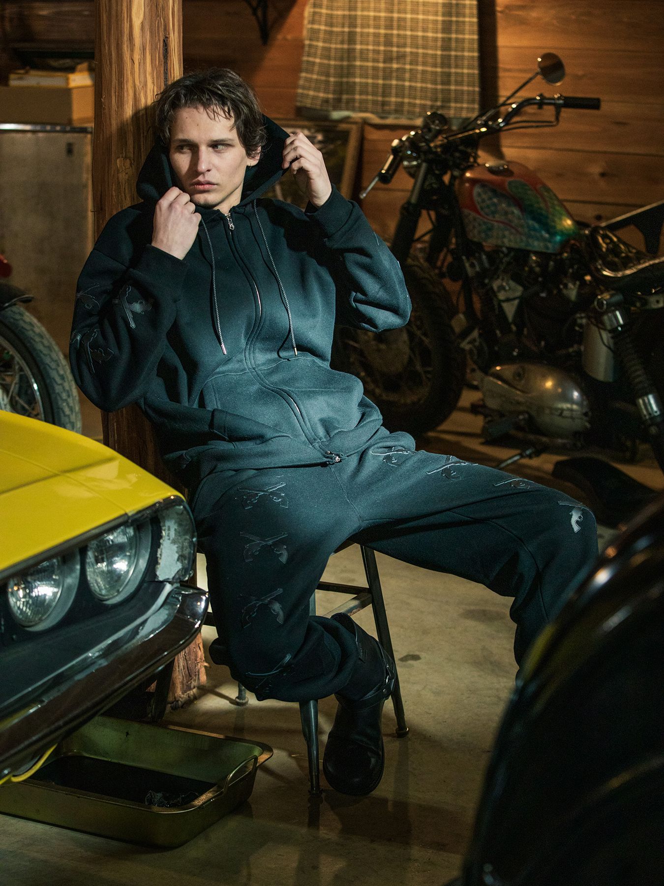 【予約品 3月9日(月) 18:00 締切】LEATHER PATCH PANTS / レザーパッチ スウェットパンツ  / ブラック