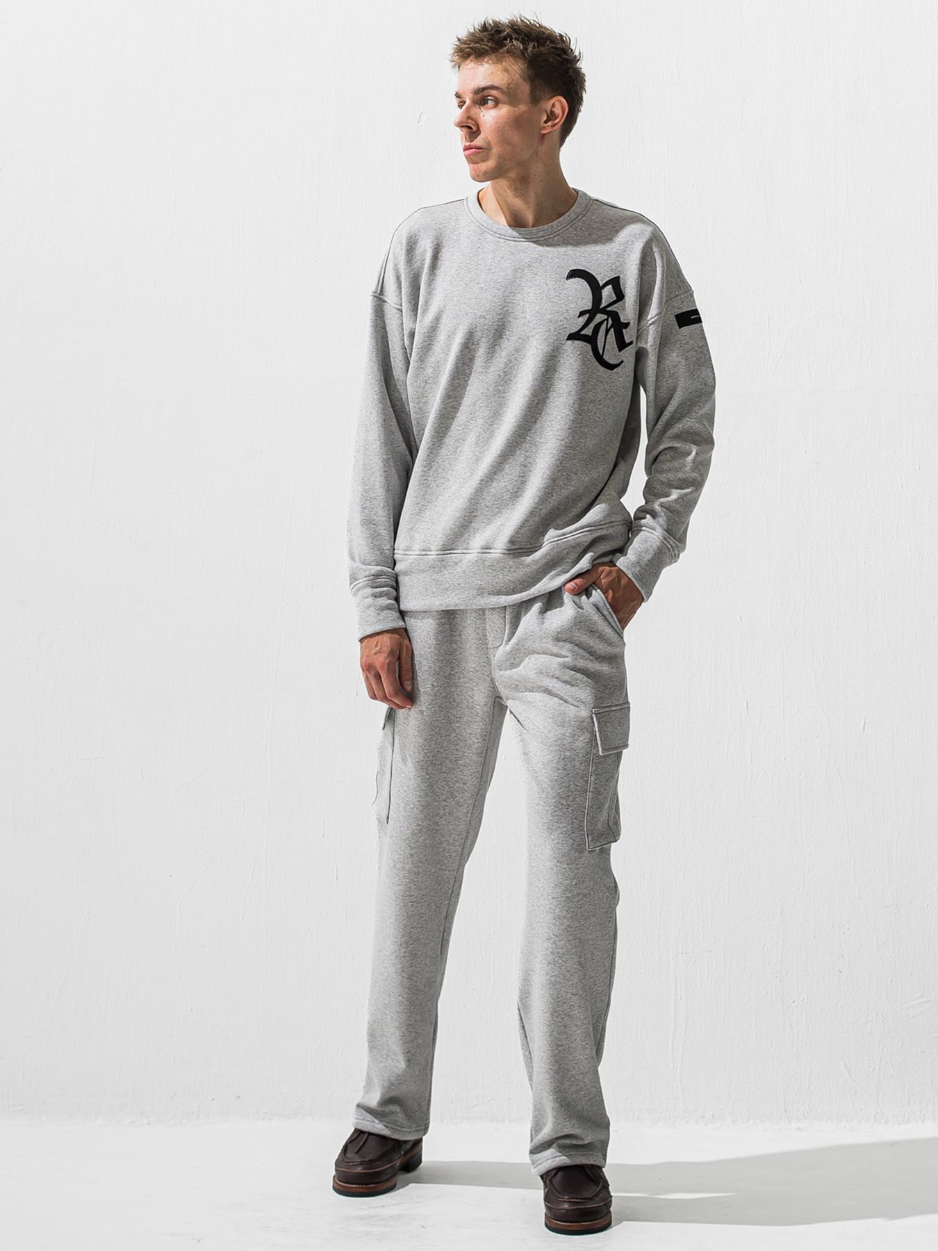 【予約品 9月6日(日) 締切】RC VELOURS FLEECE DROP TRAINER / RCレザーワッペン 裏起毛 ルーズトレーナー / グレー