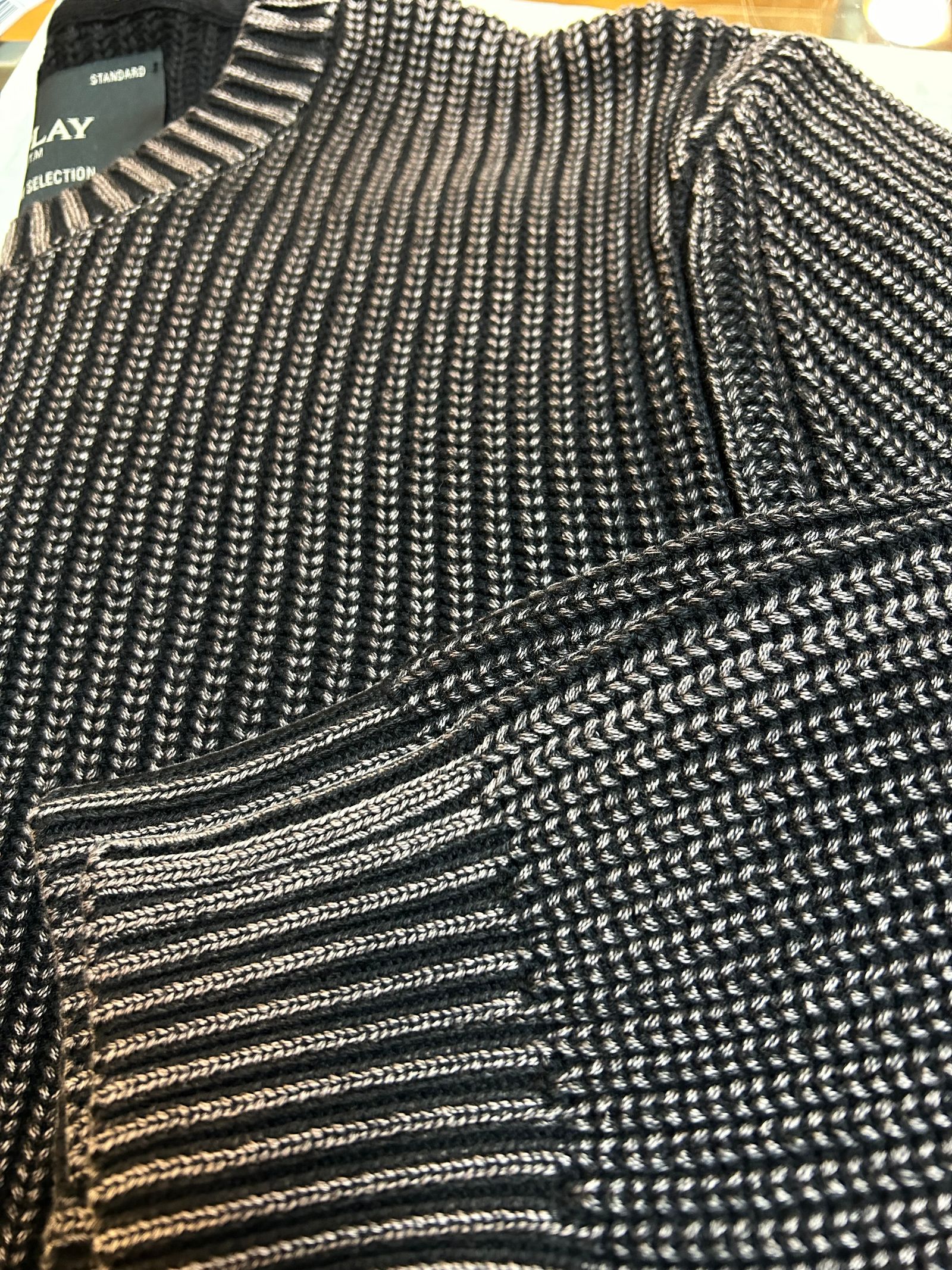 コットンクルーネックセーター / ブラックウオッシュ加工
