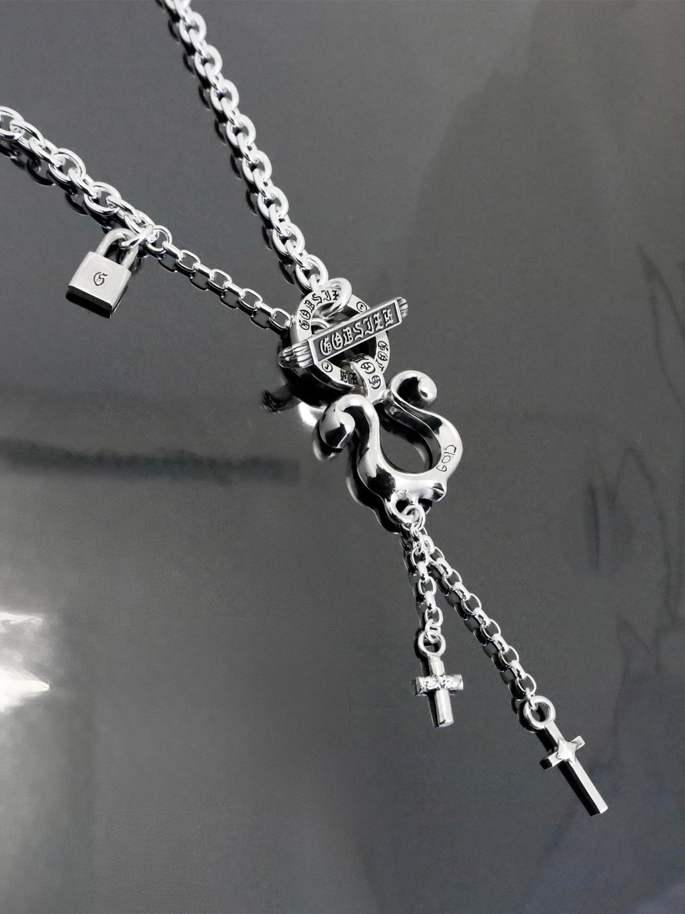 《受注生産》RHYTHMIC HORSESHOE LARGE with CROSSES T-BAR NECKLACE / リズミックホースシュー・L ウィズ クロス Tバー ネックレス / 注文から2～3週間後入荷予定