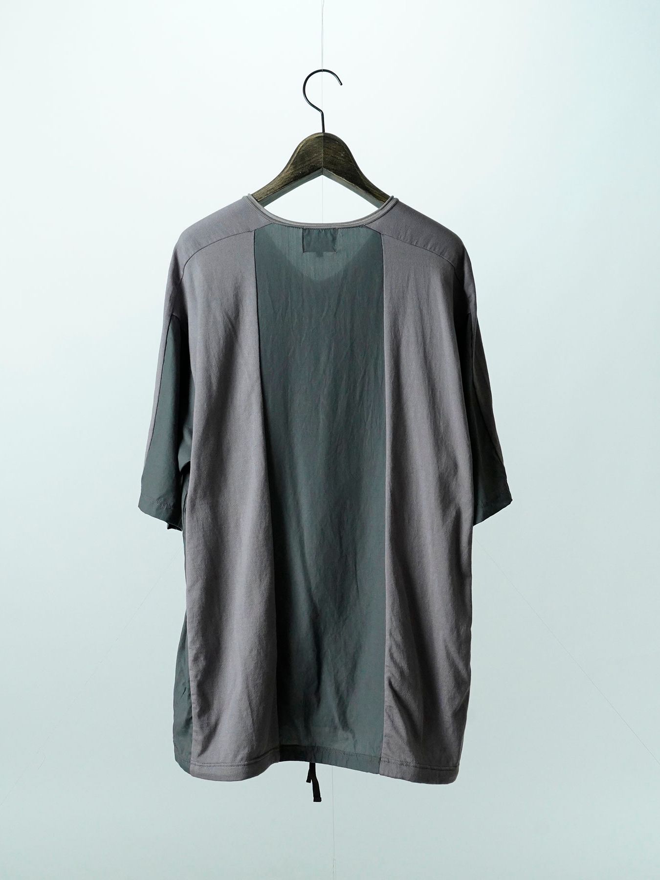 【予約品 11月9日(月) 締切】DUALTEXTEE / 切り替え VネックTシャツ / グレー
