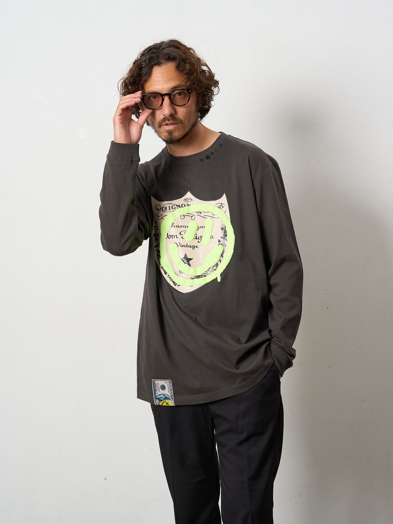 【予約品 5月8日(木) AM10時 締切】 5.6ozコットン天竺 ラベルスマイル発泡プリントLS Tシャツ / ダークグレー
