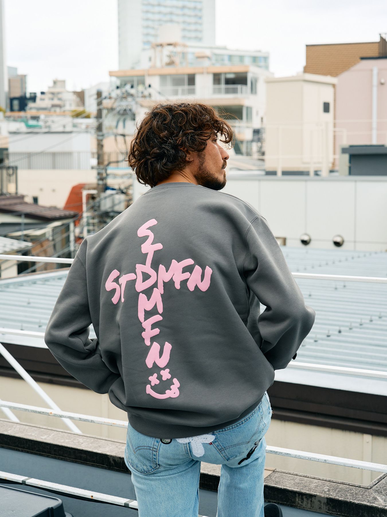 【予約品 5月8日(木) AM10時 締切】 TC裏毛起毛 ロゴクロス発泡プリント&クロスパッチワーク スウェットシャツ / チャコールグレー