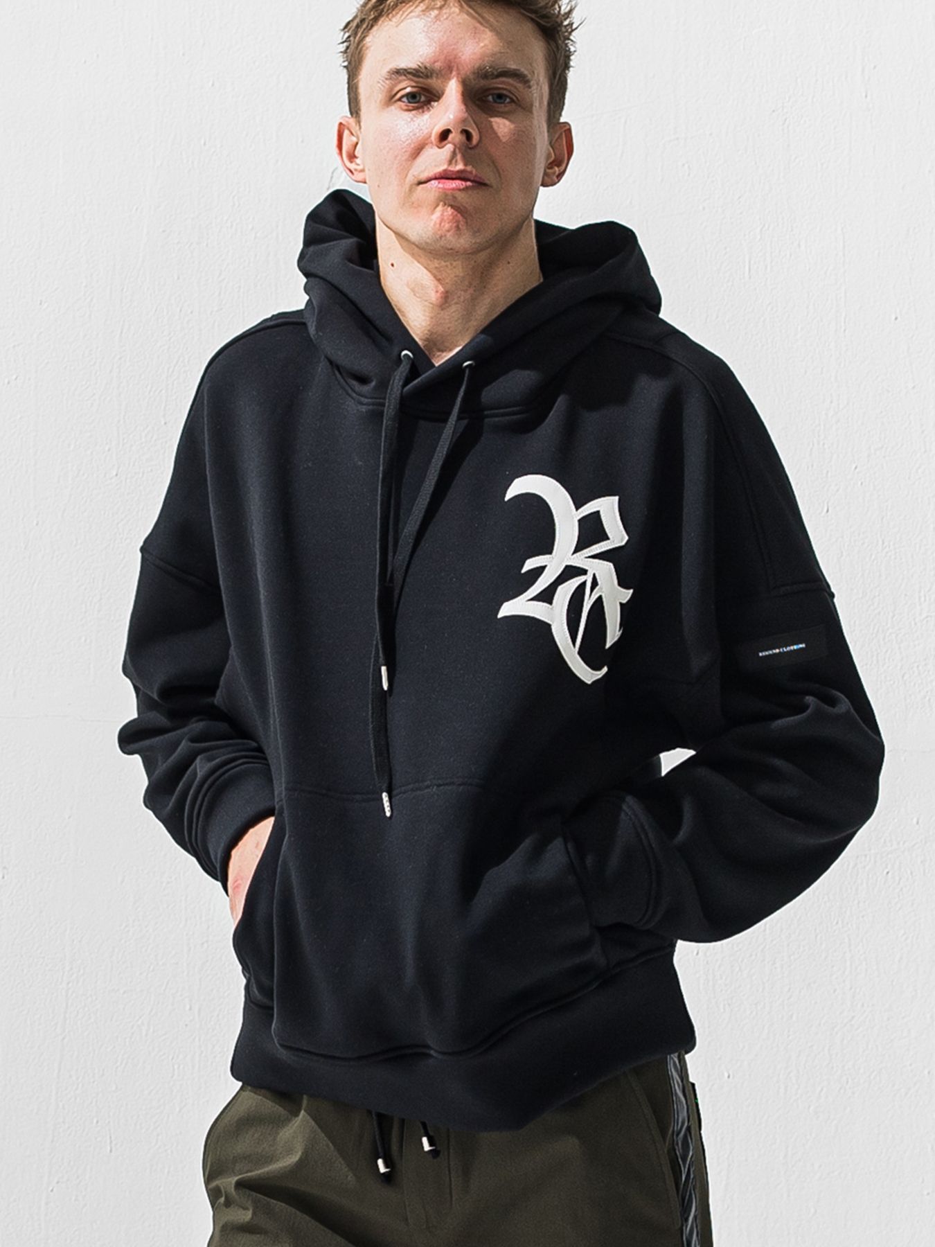 【予約品 9月6日(日) 締切】RC VELOURS FLEECE HOODIE / RCレザーワッペン 裏起毛 ルーズフーディー / ブラック
