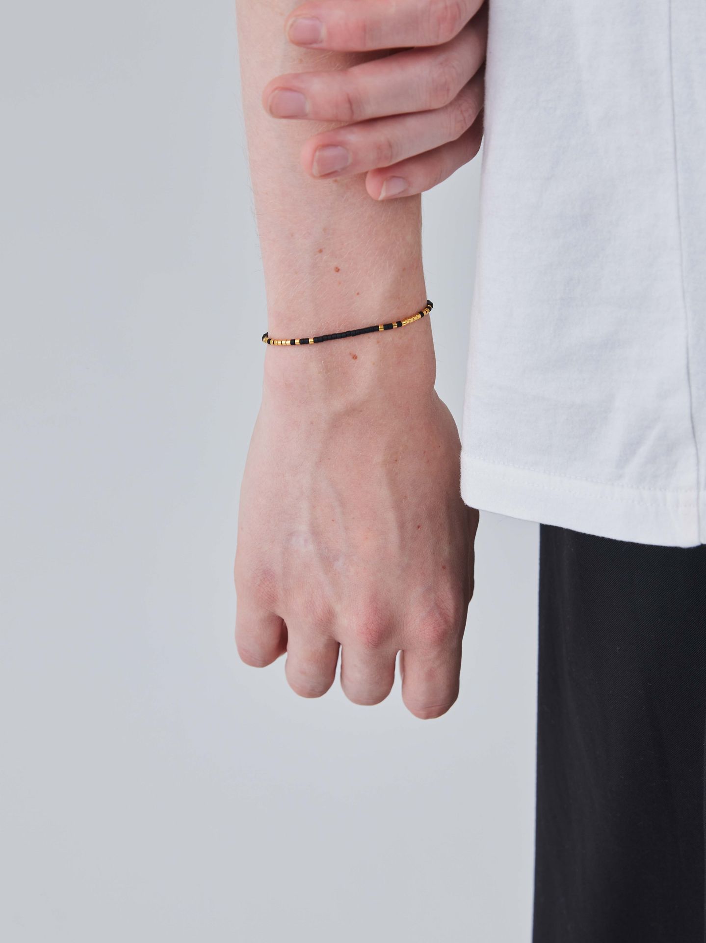 《予約品》 BEADS BRACELET / ブレスレット / ブラック・ゴールド 【Iroquois.SENTI】