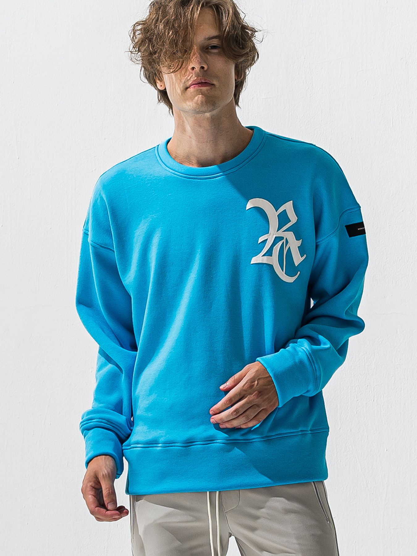 【予約品 9月6日(日) 締切】RC VELOURS FLEECE DROP TRAINER / RCレザーワッペン 裏起毛 ルーズトレーナー / ブルー