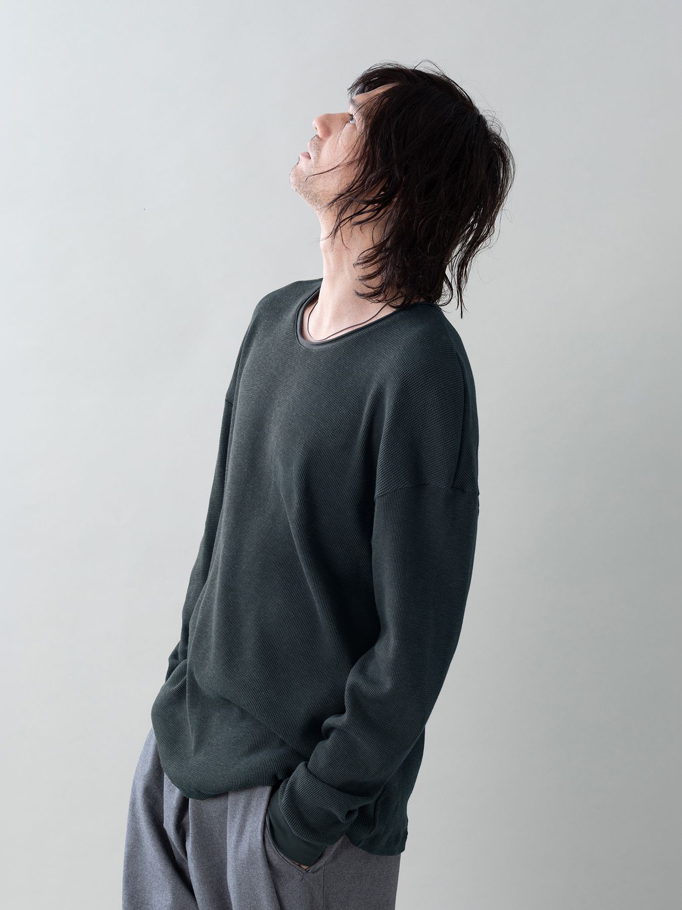 【予約品 5月27日(水) 締切】WOOLTHERMAL-TEE print / ロゴプリント ローリングネックTシャツ / チャコール