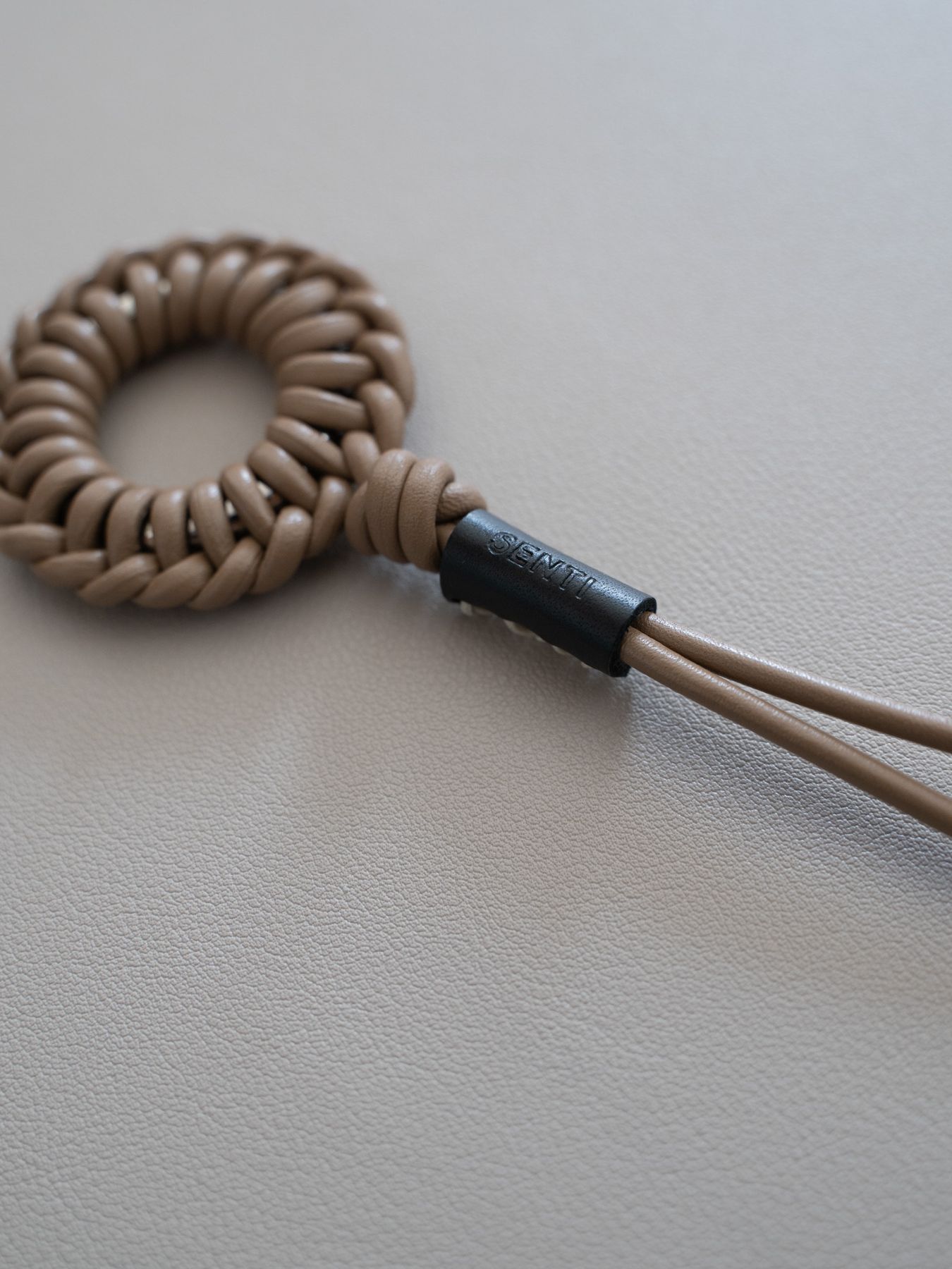 《予約品》 LEATHER BRAID CIRCLE NECKLACE / ネックレス / キャメル 【Iroquois.SENTI】