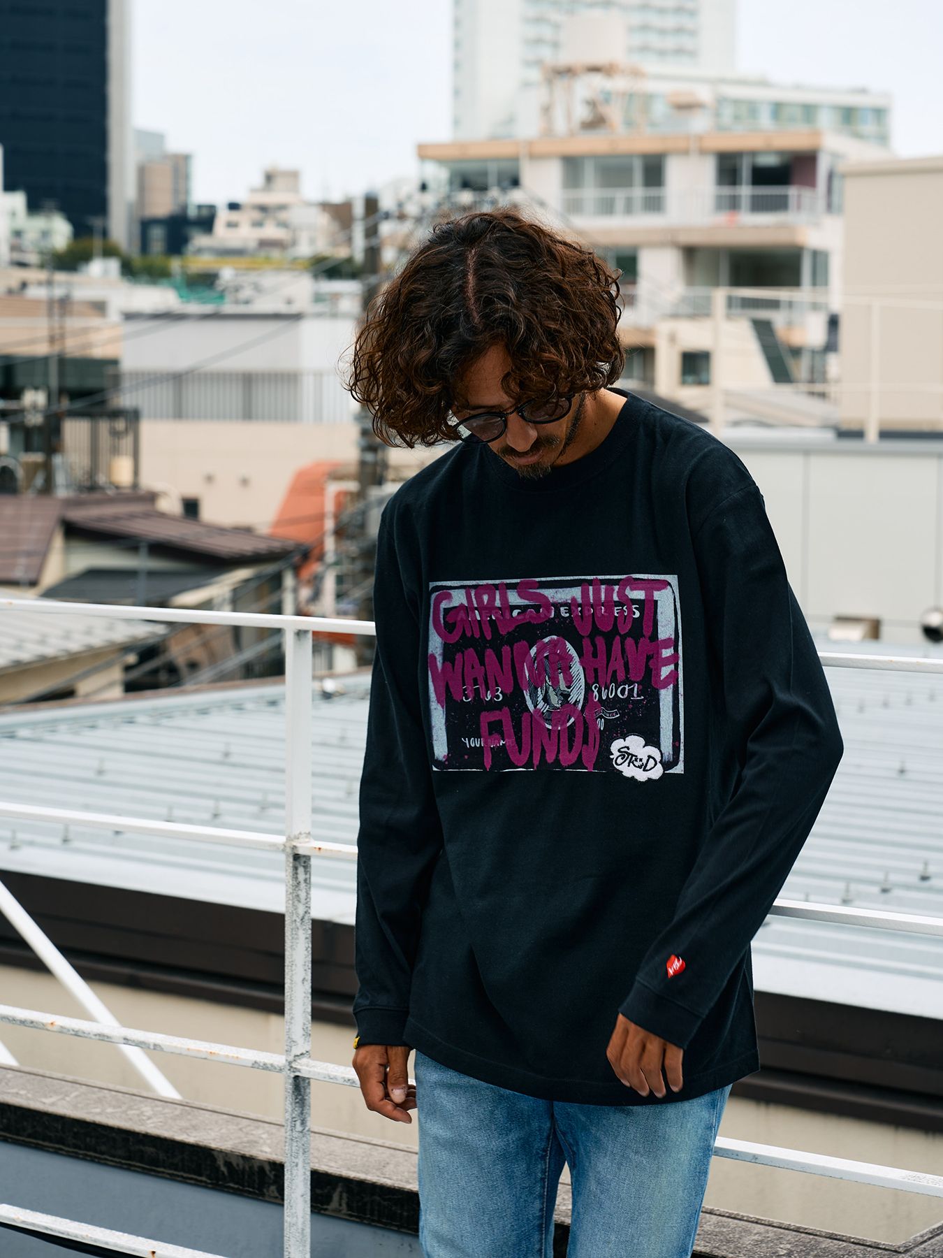 【予約品 10月16日(木) 締切】5.6ozコットン天竺 クレジットグラフィティ＆パッチ LSシャツ / ブラック